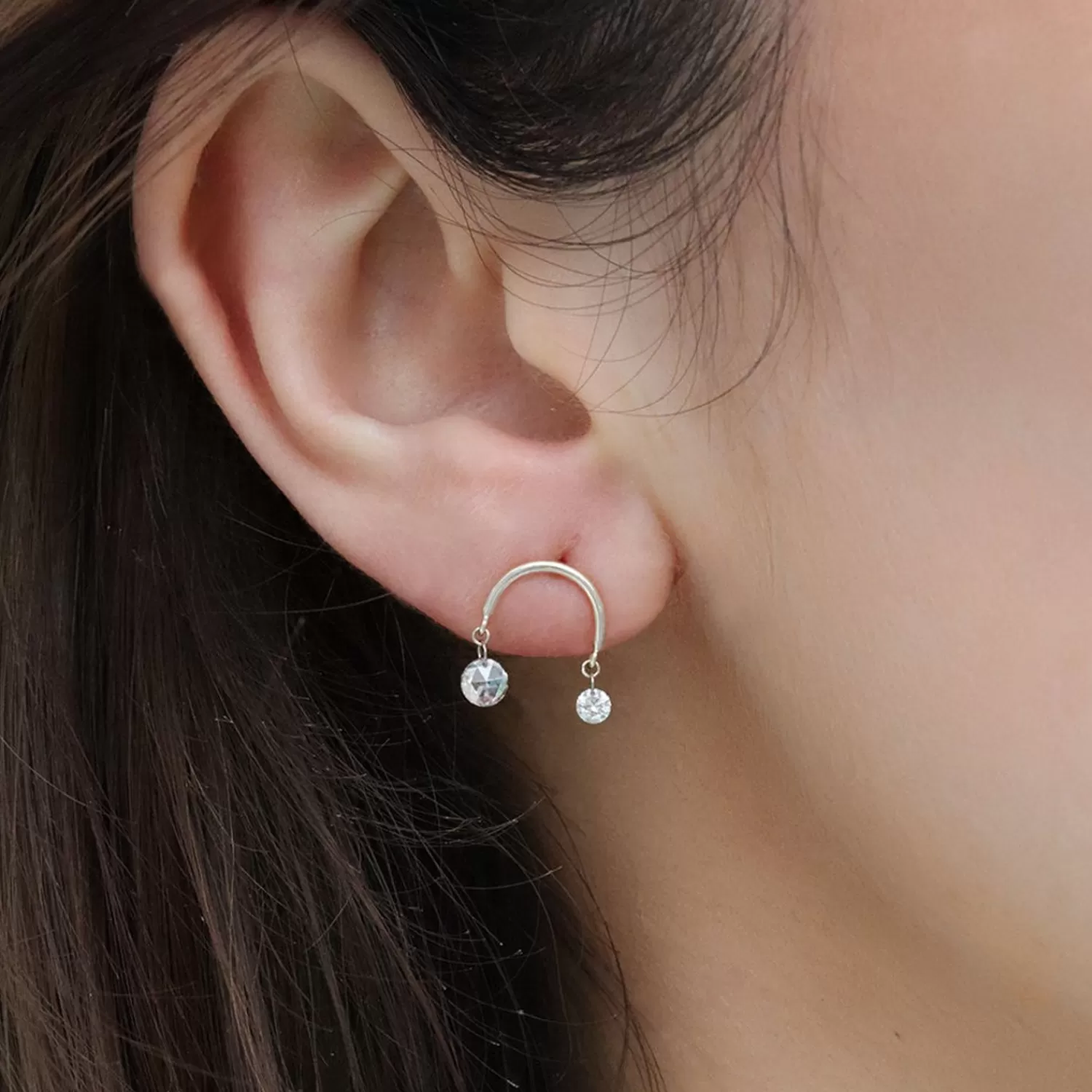 Boucle d'oreille Alkemistry Aria en or 18 carats - Rosace courbée sertie d'un diamant éblouissant (Modèle unique) Élégance intemporelle