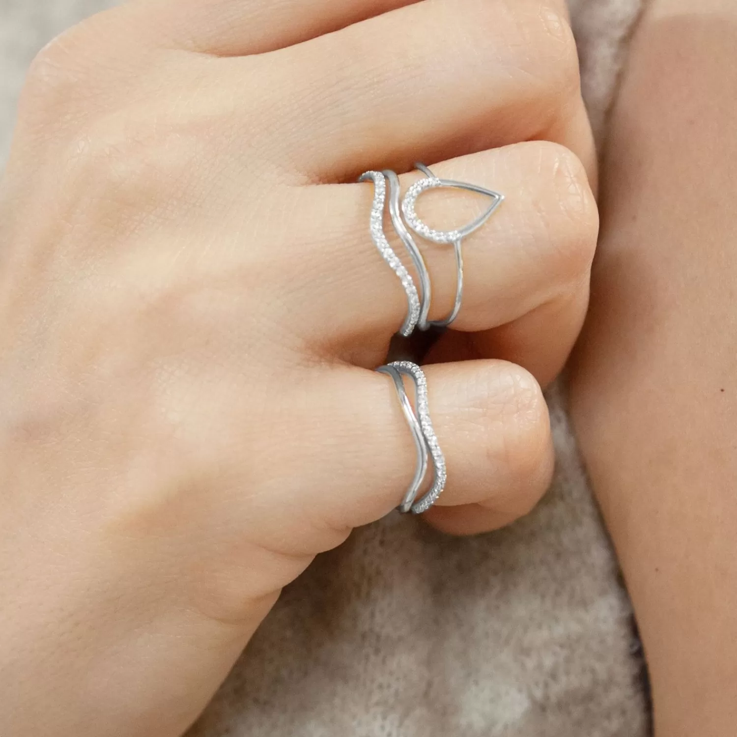 Bague Pinky Alkemistry Aria en Or 18 Carats - Modèle Vague Épuré & Vente Éclair Exclusive
