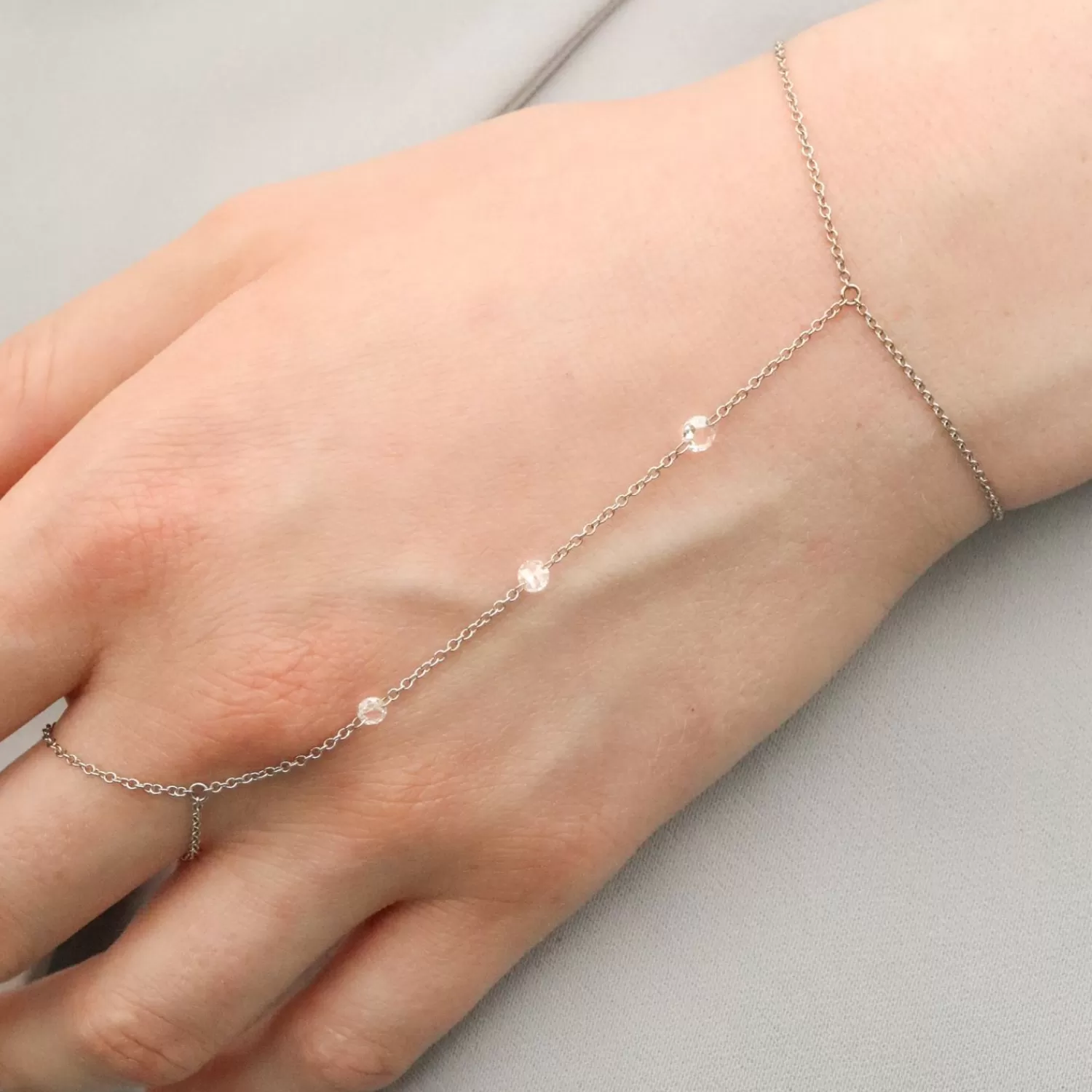 Bracelet Alkemistry Aria - Or 18 carats serti de trois diamants taille rose, élégance intemporelle à prix doux