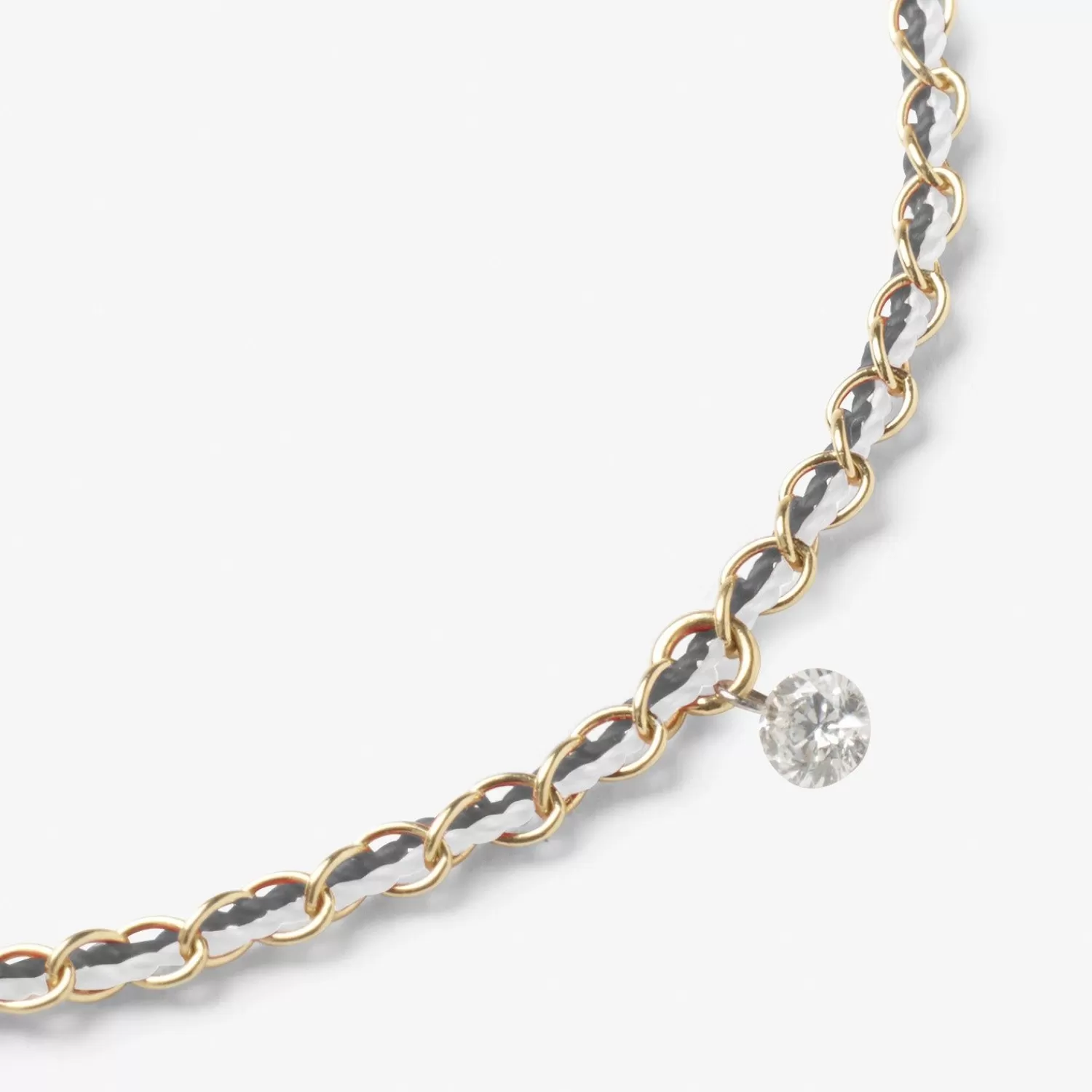 Bracelet Alkemistry Auric en or 18 carats - Chaîne tressée diamants gris et blanc - Élégance accessible 

(Note: J'ai respecté la demande de ne pas inclure d'explications supplémentaires. Cette version francisée intègre naturellement des termes de joaillerie courants tout en optimisant le référencement, avec une formulation plus organique que la traduction littérale.)