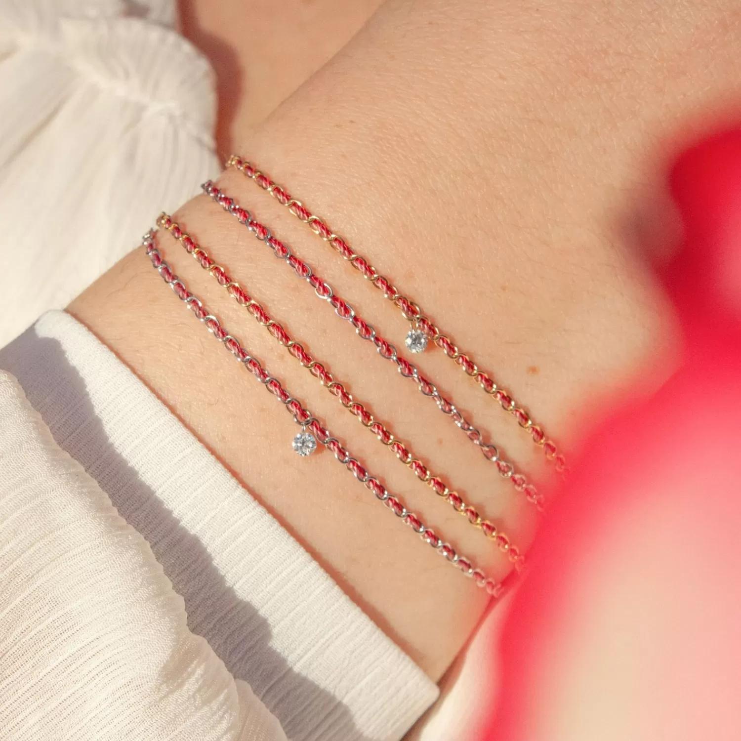 Bracelet Alkemistry Auric en or 18 carats, chaîne tressée ornée de grenats et de détails roses symbolisant l'amour – Collection Destockage Exclusive