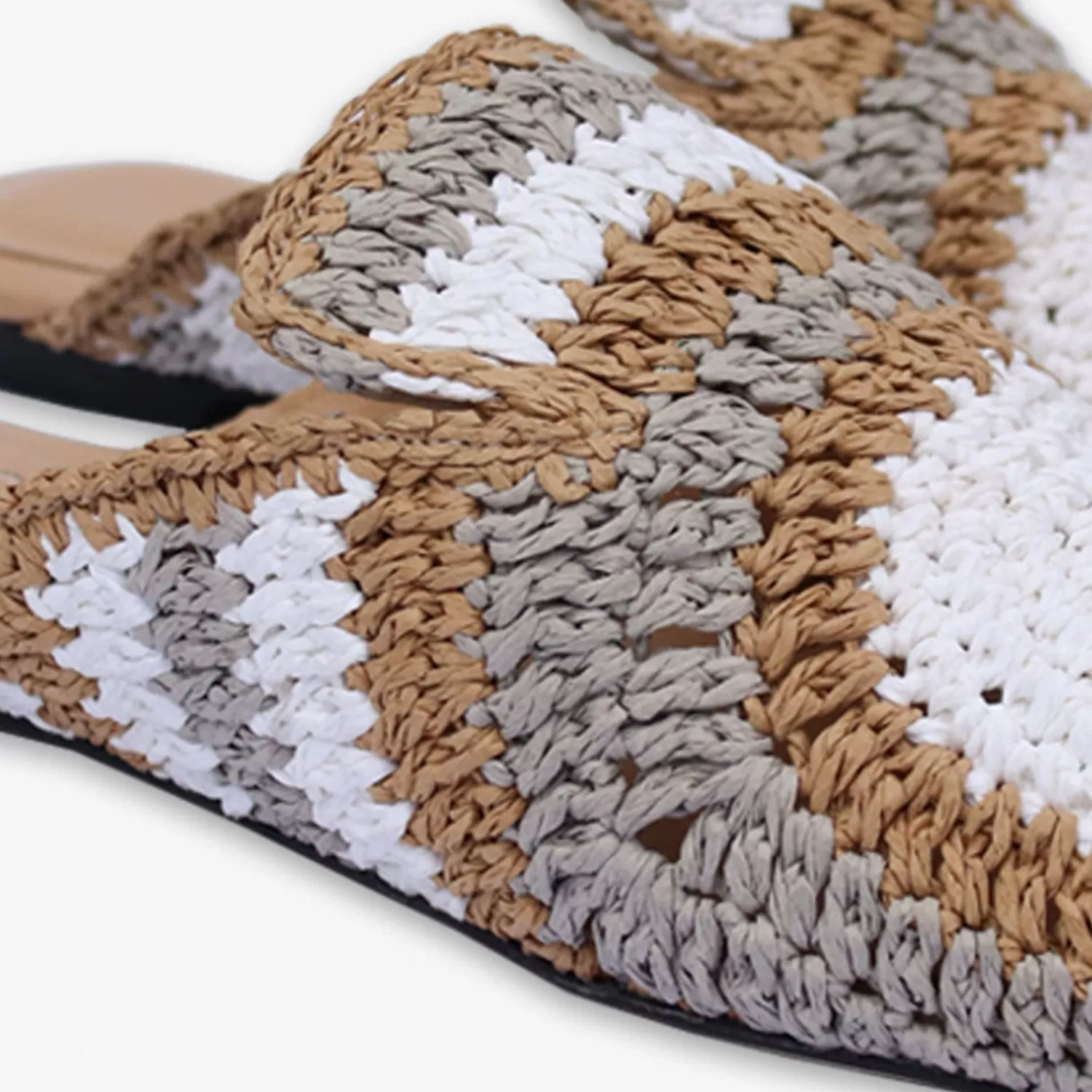 Mocassins Al'Kemistry Auric - Tressage artisanal en raffia et cuir souple, disponibles en gris anthracite, blanc cassé et beige sable