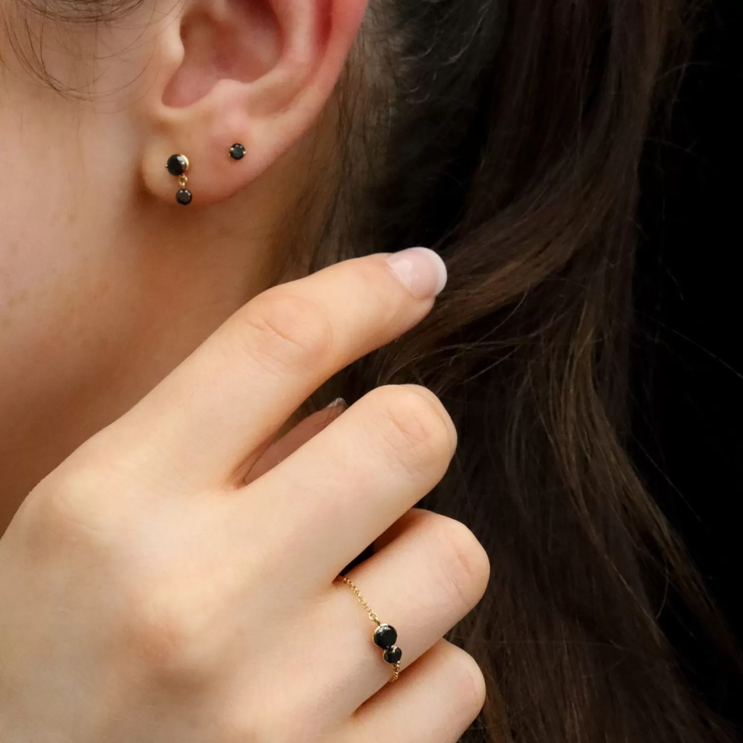 Boucles d'oreilles Alkemistry Black Magic - Or 18 carats avec diamants noirs 0,08 ct  
Duo de créoles élégantes à perçage sécurisé pour une touche mystérieuse