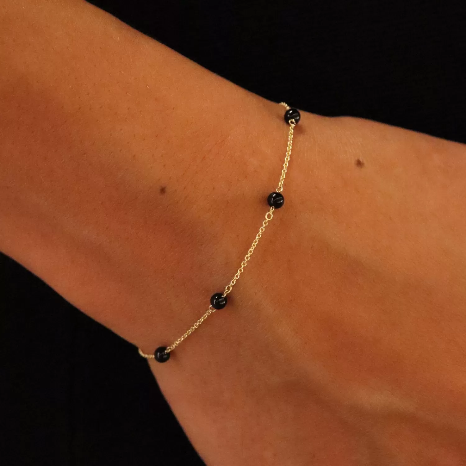 Bracelet Alkemistry Boba - Perles d'Onyx Noir et Chaînes Dorées en Or 18 Carats | Édition Exclusive en Promotion

(Alternative plus littéraire) : 
Boucle de Luxe Alkemistry Boba - Associant l'Éclat de l'Or 18K aux Perles d'Onyx Mystérieuses, Rehaussé d'Entrelacs Dorés | Offre Spéciale Limitée