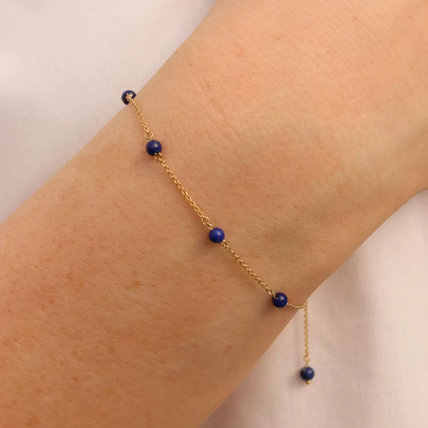 Bracelet Boho Chic en Or 18 Carats avec Perles de Lapis-Lazuli et Chaîne Dorée – Collection Boba par Alkemistry | Promotion Exclusive