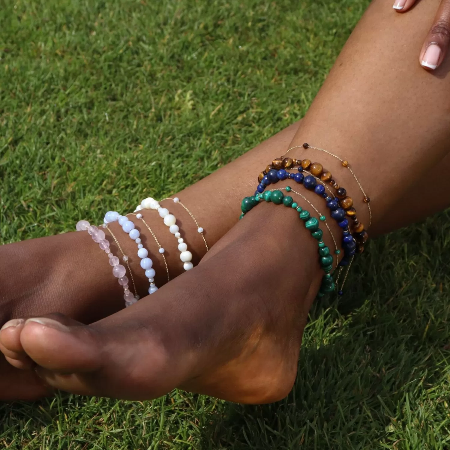 Alkemistry Boba - Chaînette pour Cheville en Or 18 Carats Sertie d'une Perle de Malachite Naturelle - Bijou Artisanal Élégante