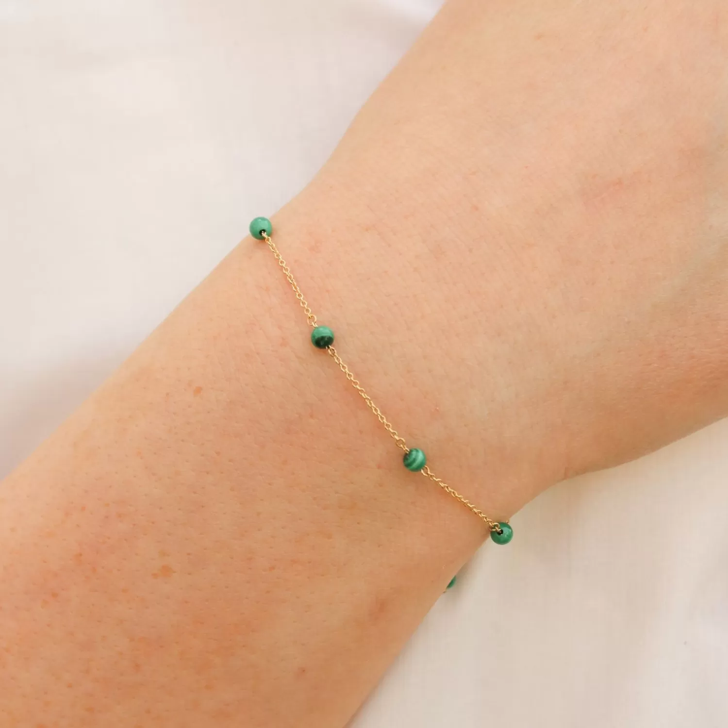 Bracelet Alkemistry Boba : Or 18 carats, perles de malachite et chaîne dorée - Promotion exclusive