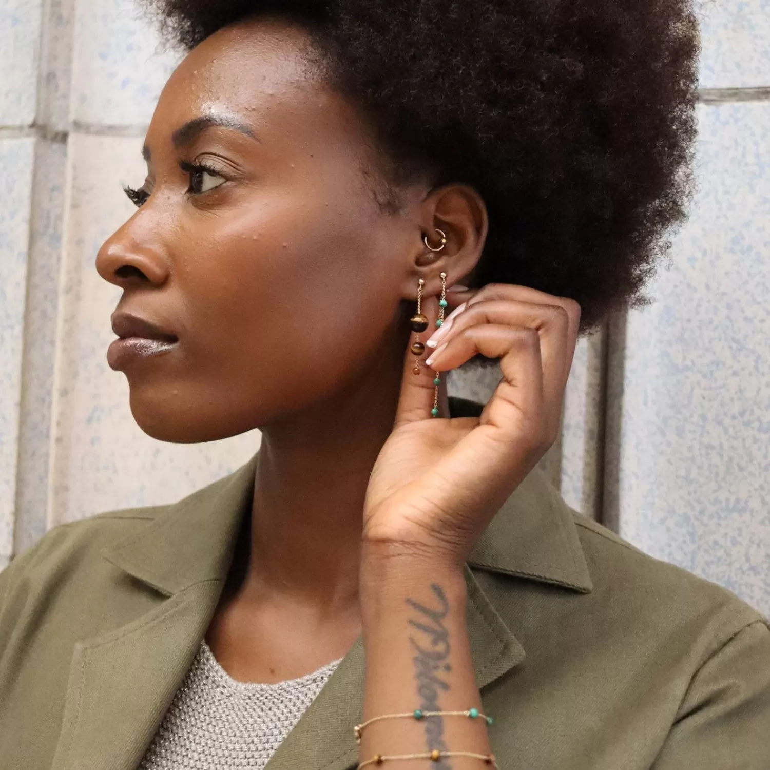 Boucles d'Oreilles Jumelles Alkemistry Boba – Or 18 Carats avec Perles de Malachite et Chaînes Entrelacées | Exclusivité Collection