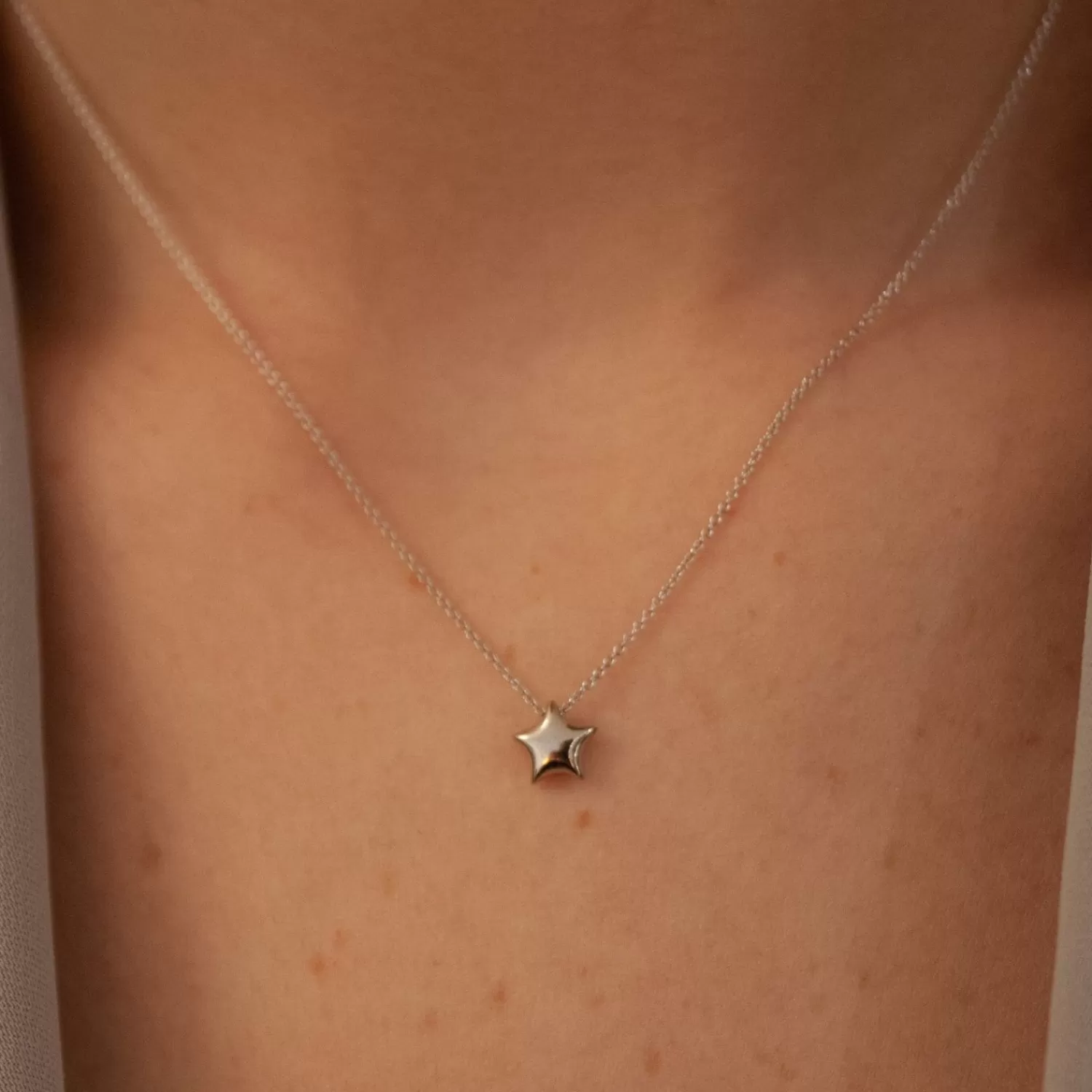 Collier Étoile Élégant en or massif 18 carats - Pièce Unique de la marque Alkemistry, disponible en promotion exclusive