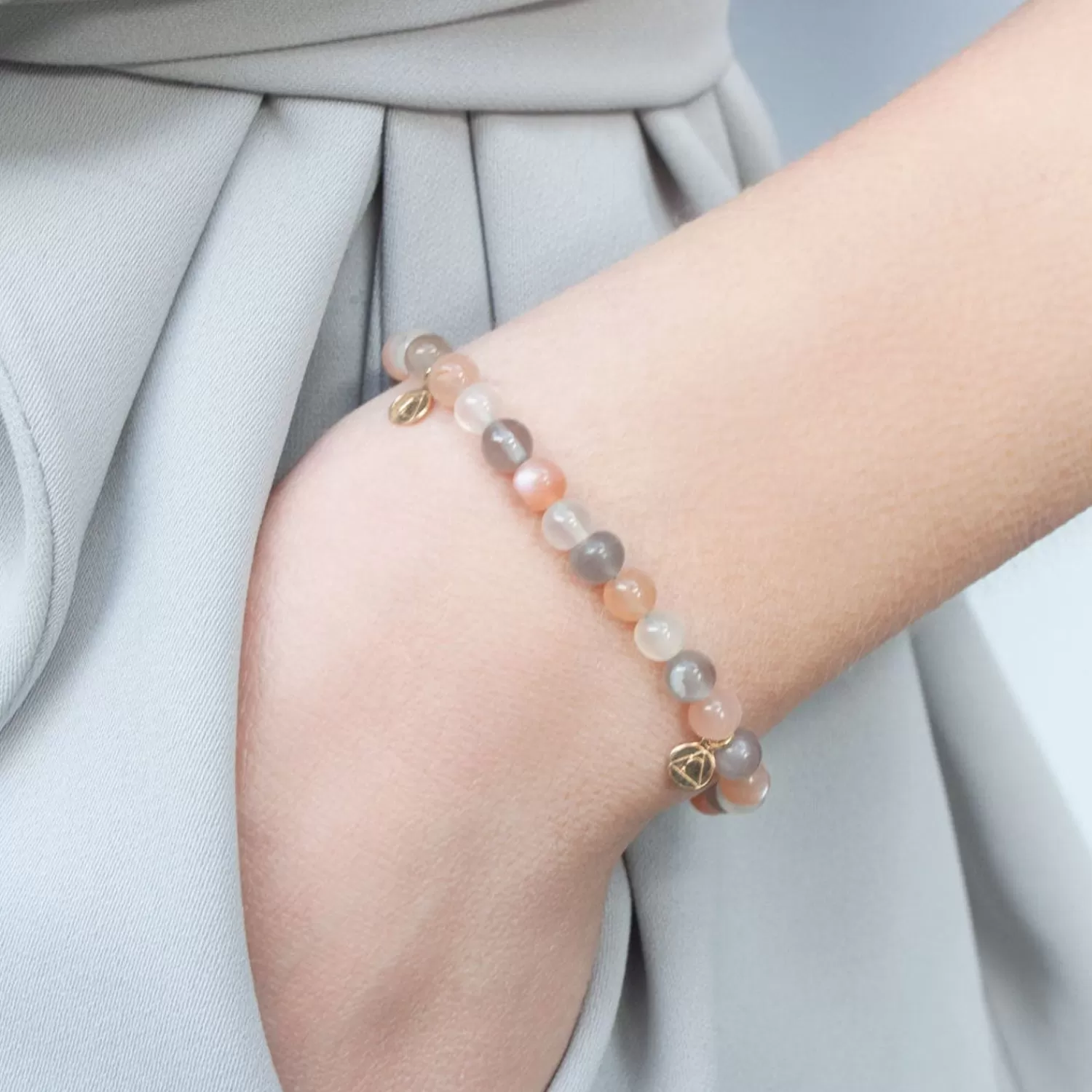 Bracelet Alkemistry Cinta en Or 18K avec Perles de Pierre de Lune Arc-en-Ciel - Pièce Unique Élégante