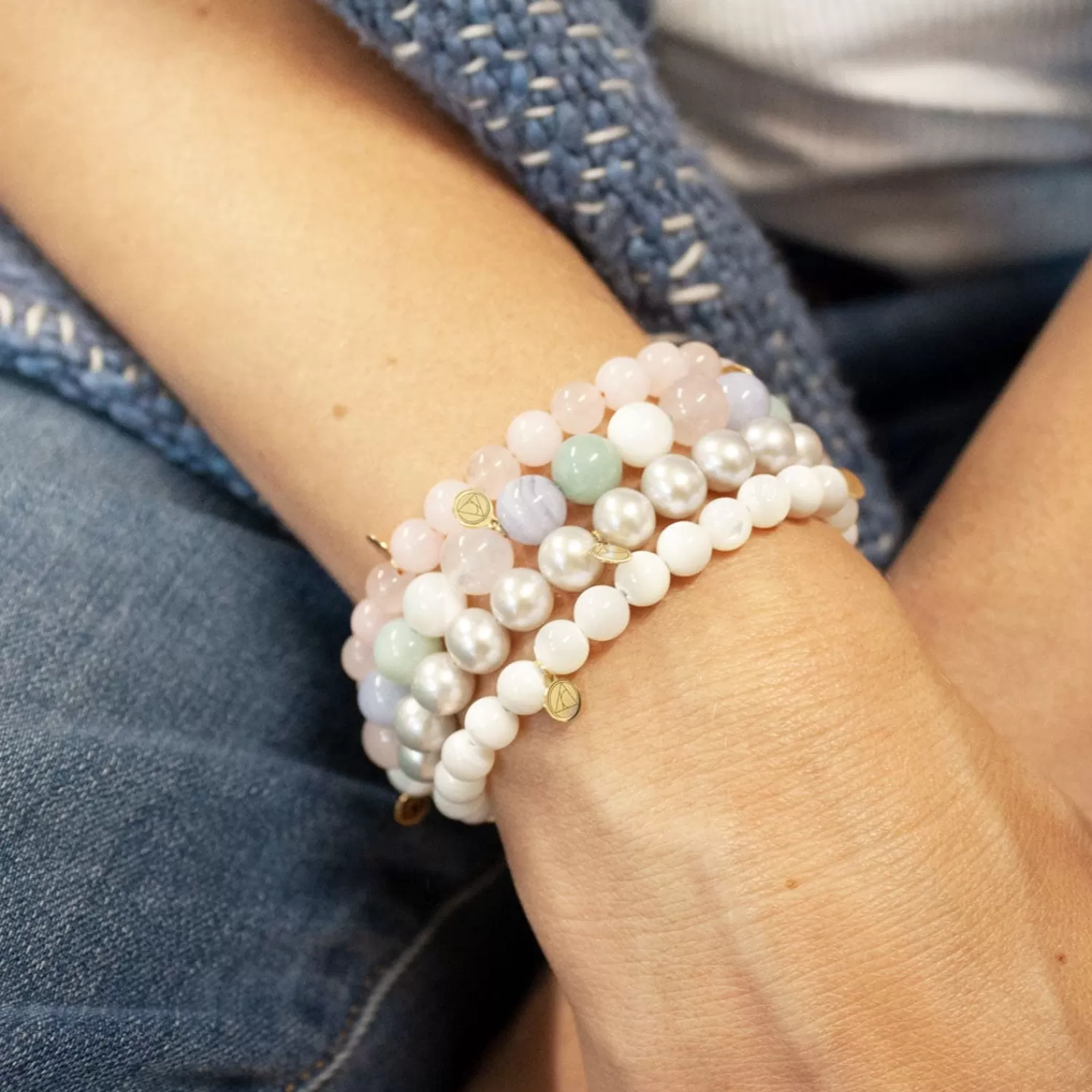 Bracelet élégant en or 18 carats avec perles de quartz rose naturel - Collection Alkemistry Cinta Disponible en ligne