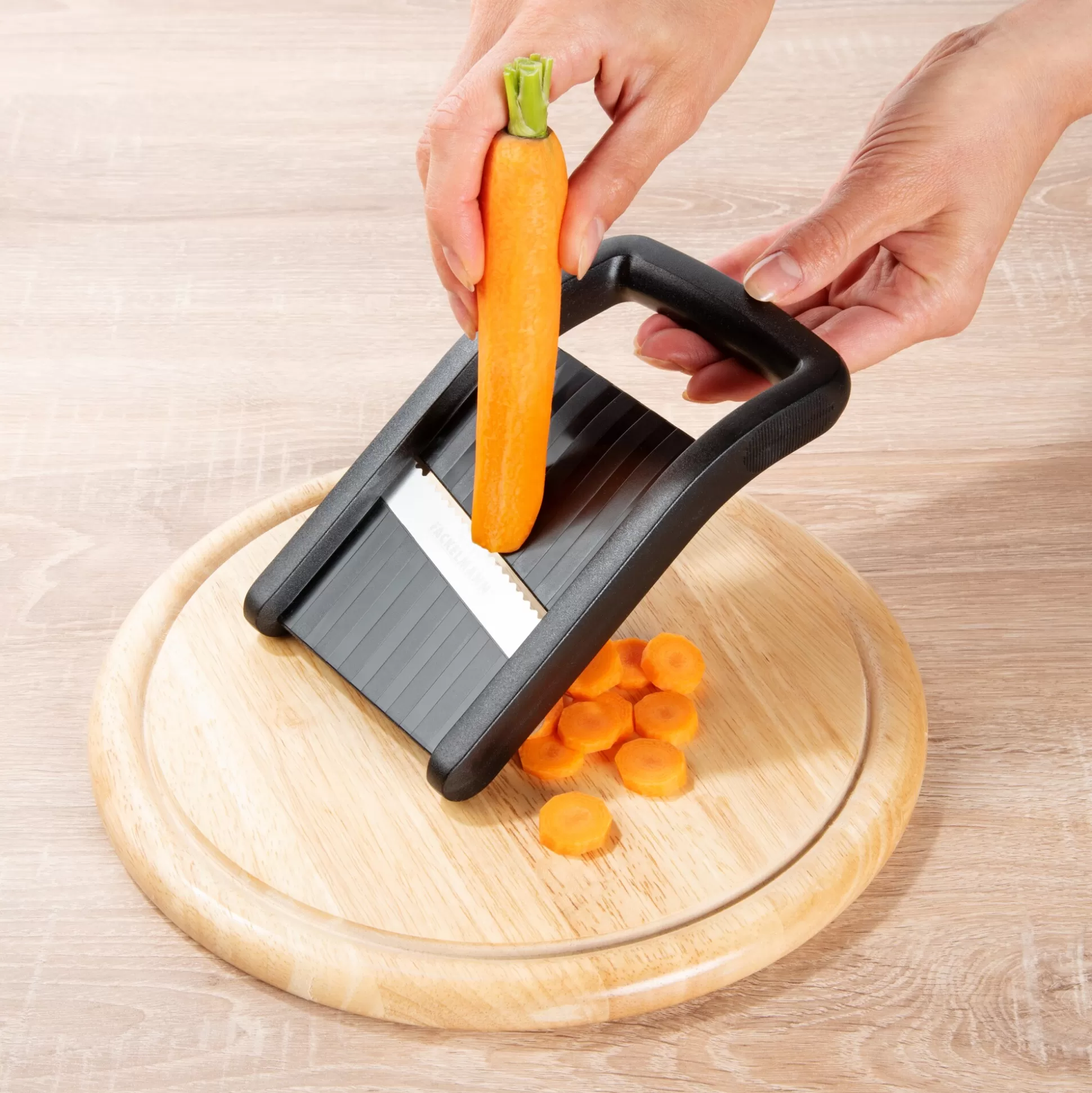 FACKELMANN - Râpe Compacte Multifonction pour Légumes - Lames Ultra-Affûtées • Idéale pour une Découpe Rapide et Précise • Design Ergonomique avec Sécurité Intégrée