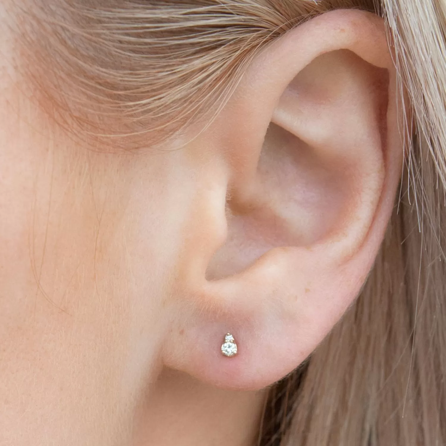 Boucles d'oreilles Sophia Ryan - Création exclusive Dana Rebecca en or jaune 14 carats serti de diamants | Vente éclair sur les paires de clous d'oreilles poire délicats
