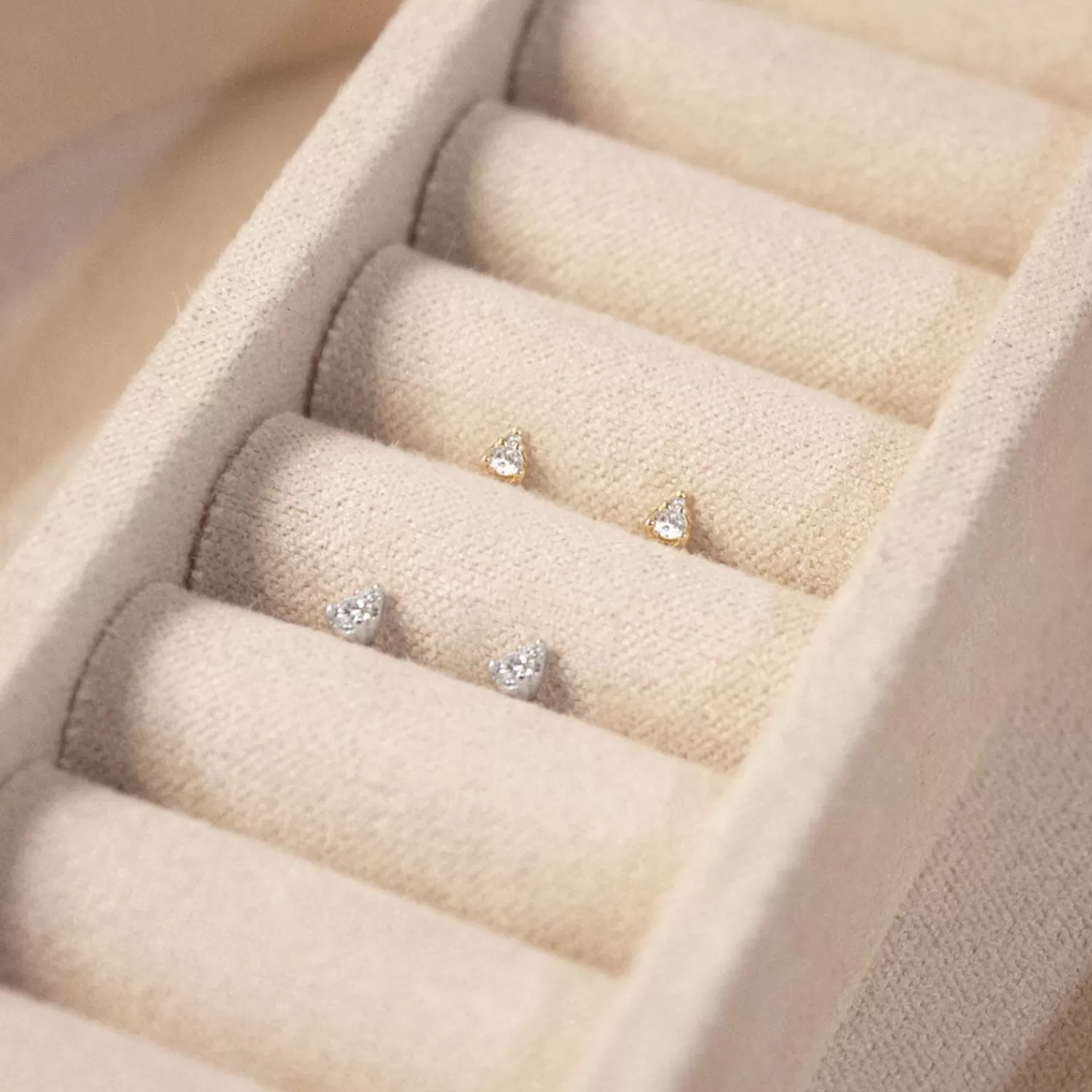 Boucles d'oreilles Sophia Ryan - Création exclusive Dana Rebecca en or jaune 14 carats serti de diamants | Vente éclair sur les paires de clous d'oreilles poire délicats