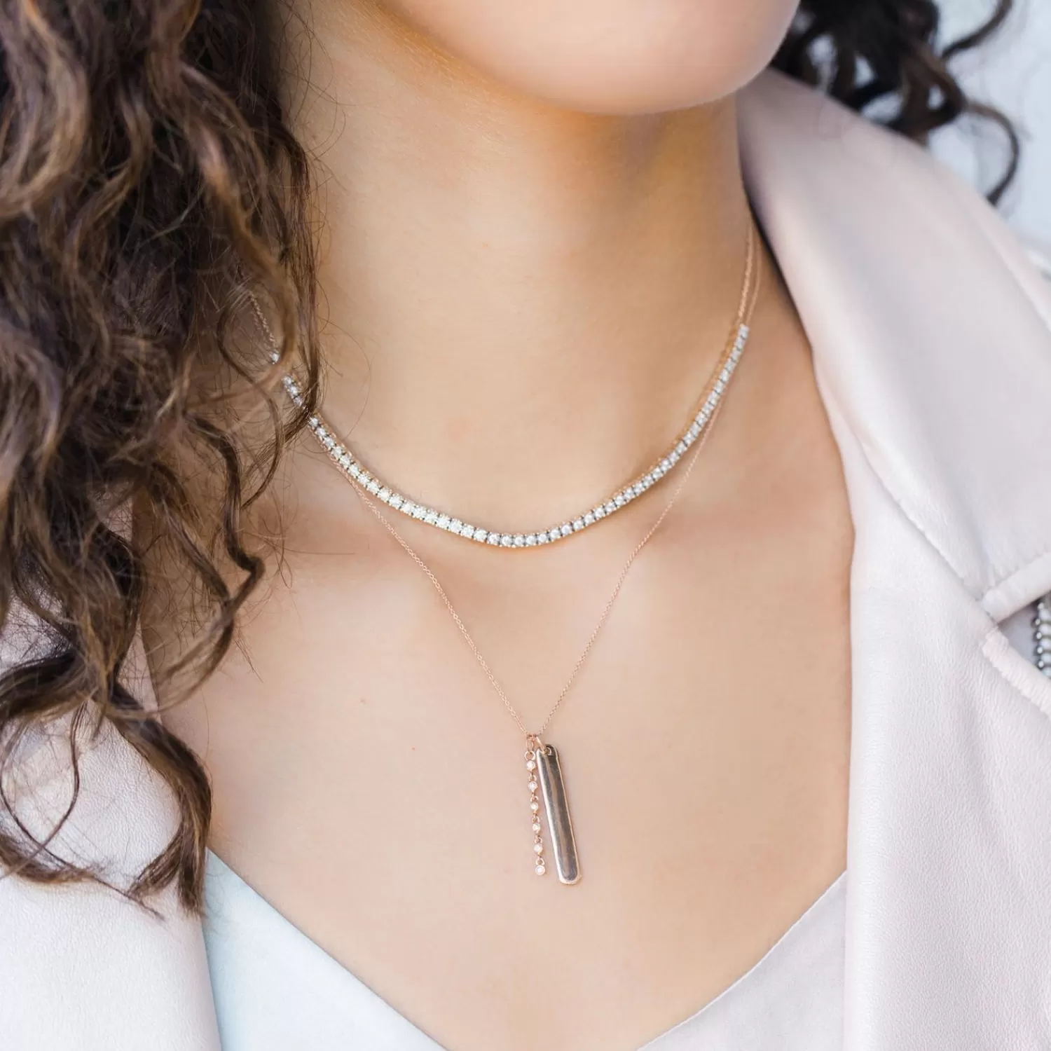 Collier Tennis Élégant Ava Bea en Or 14 Carats avec Diamants - Édition Limitée Alkemistry Dana Rebecca 

Profitez de notre promotion exceptionnelle sur ce bijou raffiné, alliant l'éclat de l'or jaune 14K à la brillance des pierres précieuses. Une pièce capsule à adopter d'urgence dans votre collection de joaillerie.