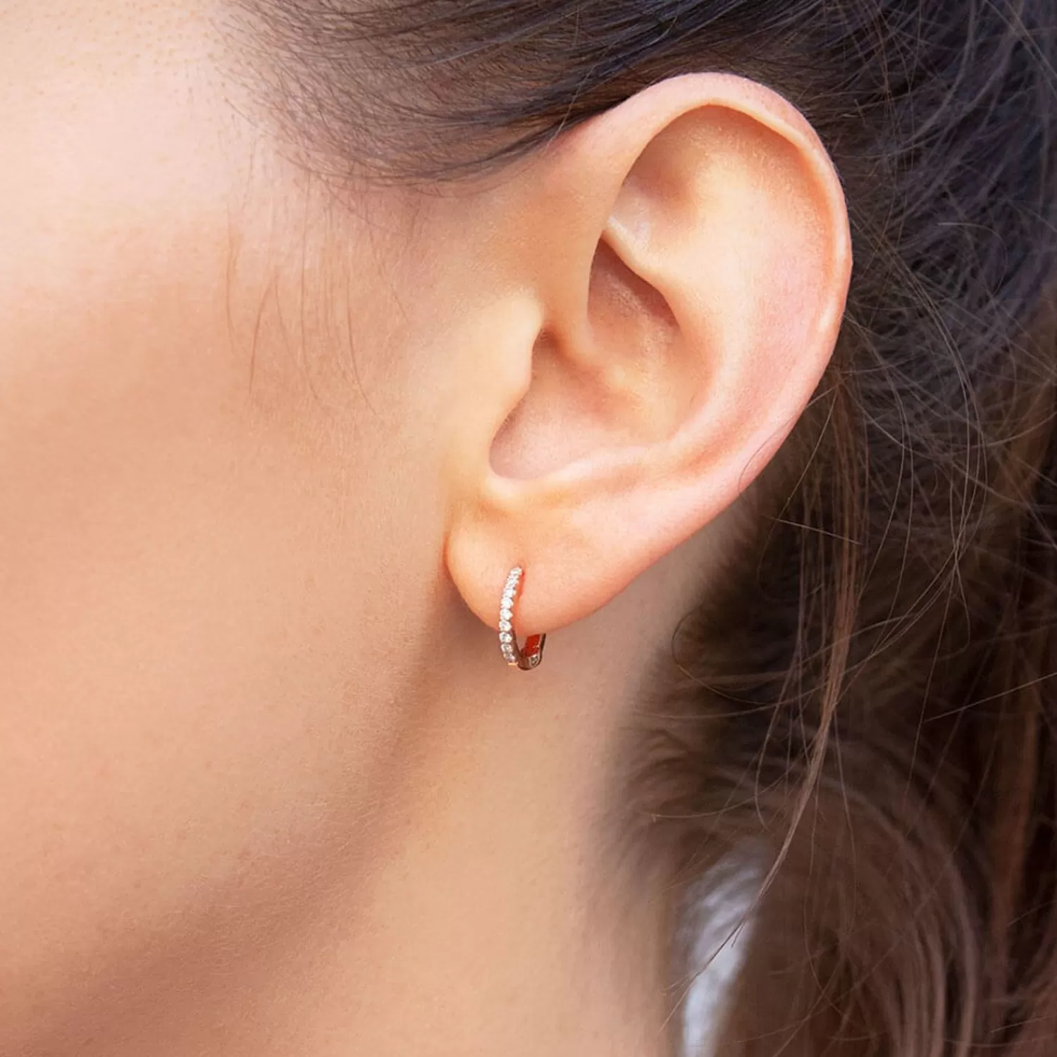Boucles d'oreilles creoles huggie en or 14 carats avec diamants - Collection Dana Rebecca par Alkemistry - Duo élégant pour quotidien brillant