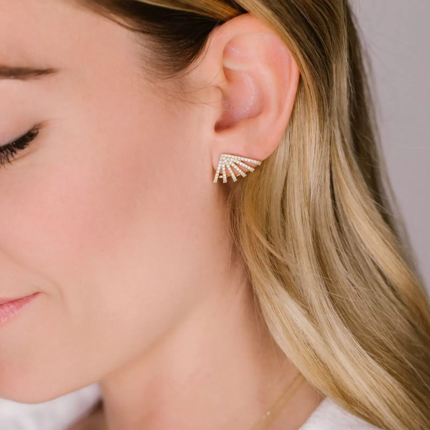 Boucles d'oreilles Sarah Leah - Éclat diamanté sur or 14 carats | Collection exclusive Alkemistry Dana Rebecca  

(Nouveauté printanière : Boucles d'oreilles en or jaune 14 carats serti d'éclats diamantés Sarah Leah par Alkemistry Dana Rebecca)  

Boucles d'oreilles pavées diamant Sarah Leah - Or 14K texturé | Création artisanale Dana Rebecca Alkemistry  

Paire de boucles scintillantes en or 14K avec incrustations diamant - Collection 