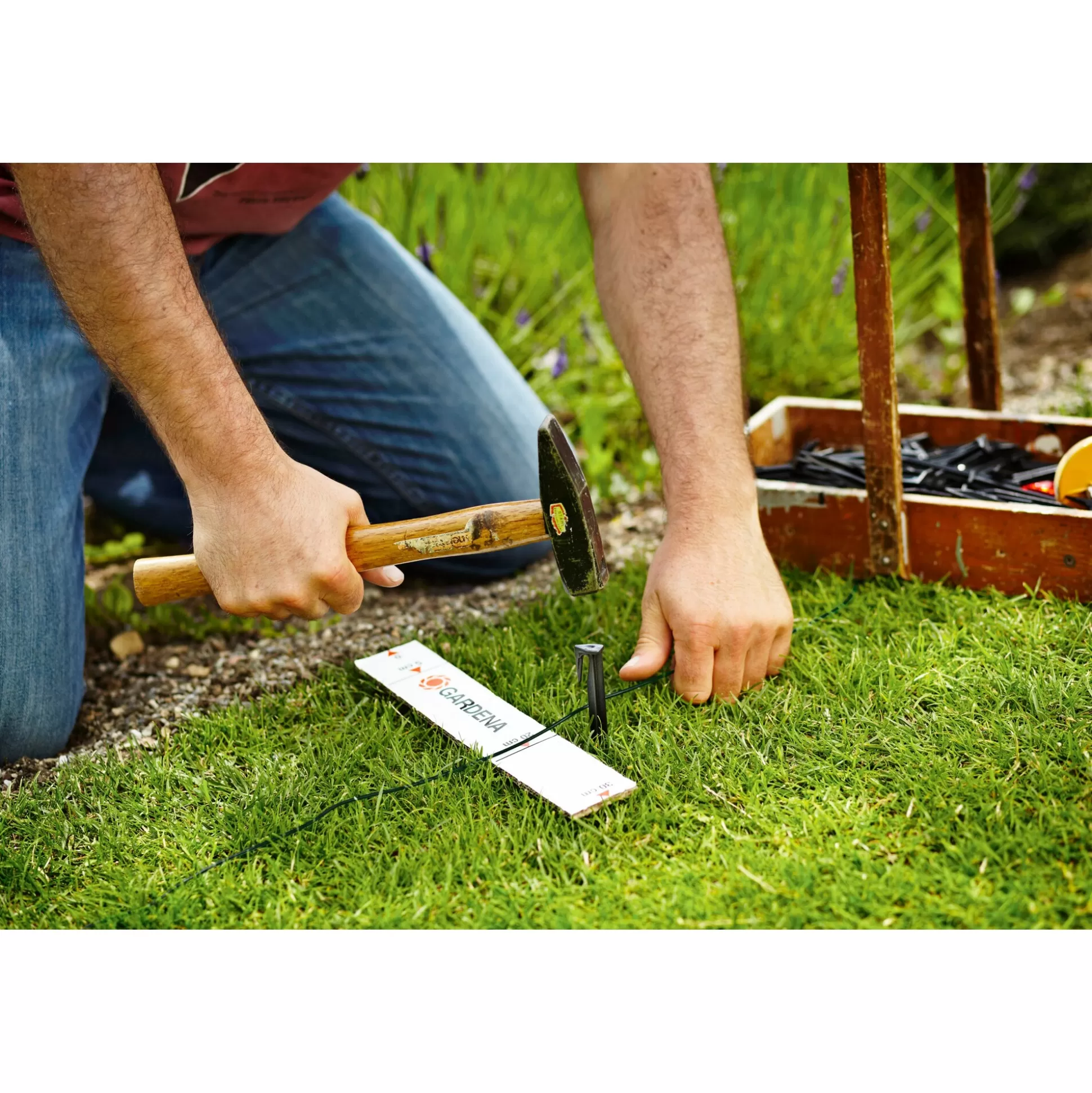Piquets de fixation Gardena - Lot de 100 unités pour aménagement jardin résistant 

(Alternative avec variante sémantique) 
Piquets de tente professionnels Gardena - Pack familial 100 pièces fixation optimale 

(Version alternative avec formulation différente) 
Kit d'ancrage polyvalent Gardena - 100 attaches solides pour équipement extérieur durable