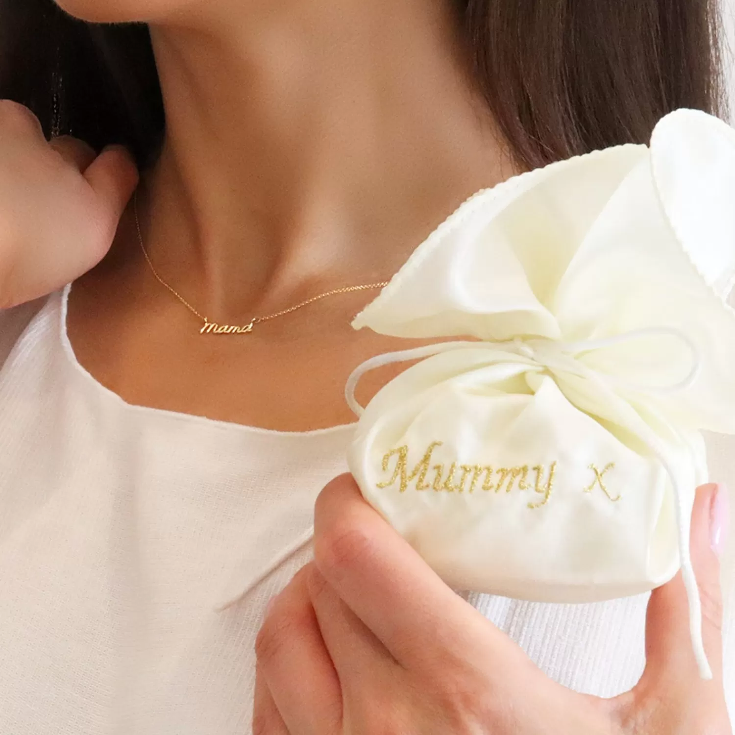 Collier Fétiche Maman en Or 18 carats - Création Alkemistry pour Mamans Pouponnes, Élégance Intemporelle