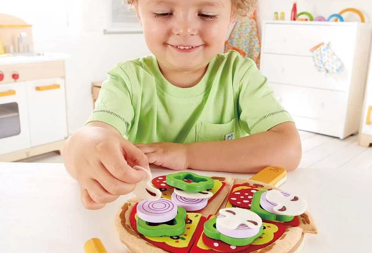 Pizza Créative en Bois et Tissu HAPE - Jouet Éducatif pour Enfants 2 Ans et Plus 

Jouet d'Imagination Pizza Gourmande - HAPE Jeu en Bois Naturel et Tissu Doux 

Pizza d'Éveil Sensoriel - Ensemble de Jeu en Matériaux Écologiques pour Tout-Petits