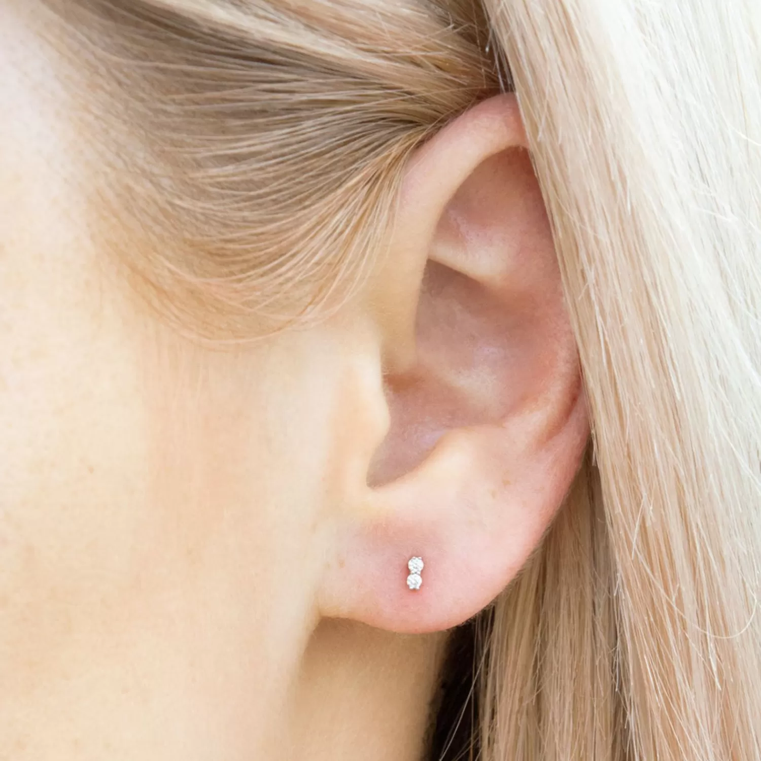 Boucle d'oreille élégante en or rose 14 carats par Milka Alkemistry Kismet - Deux diamants solitaires avec fermeture à vis sécurisée (Pièce unique)