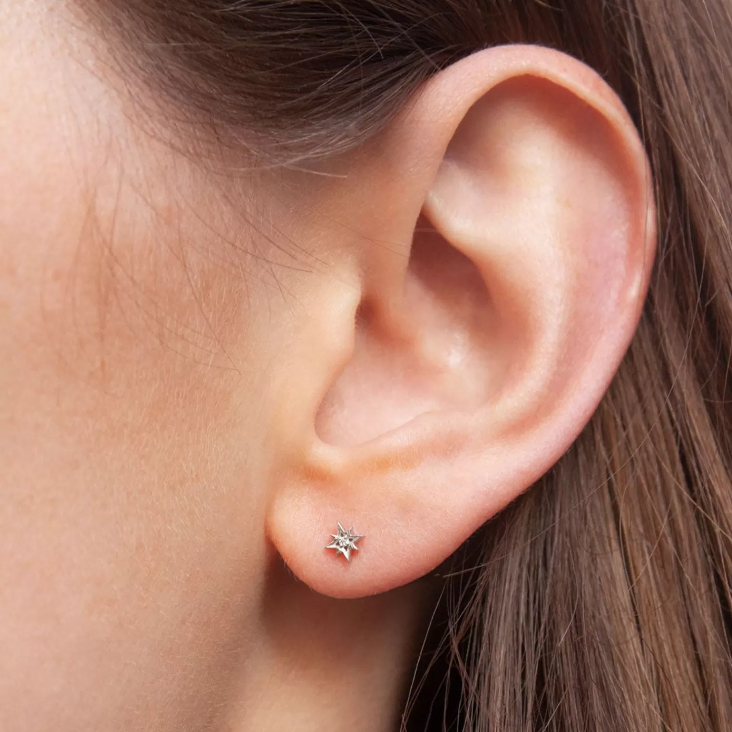 Boucle d'oreille étoile à vis plate en or blanc 14K et diamants - Collection Kismet par Milka (Pièce unique) - Promotion exclusive