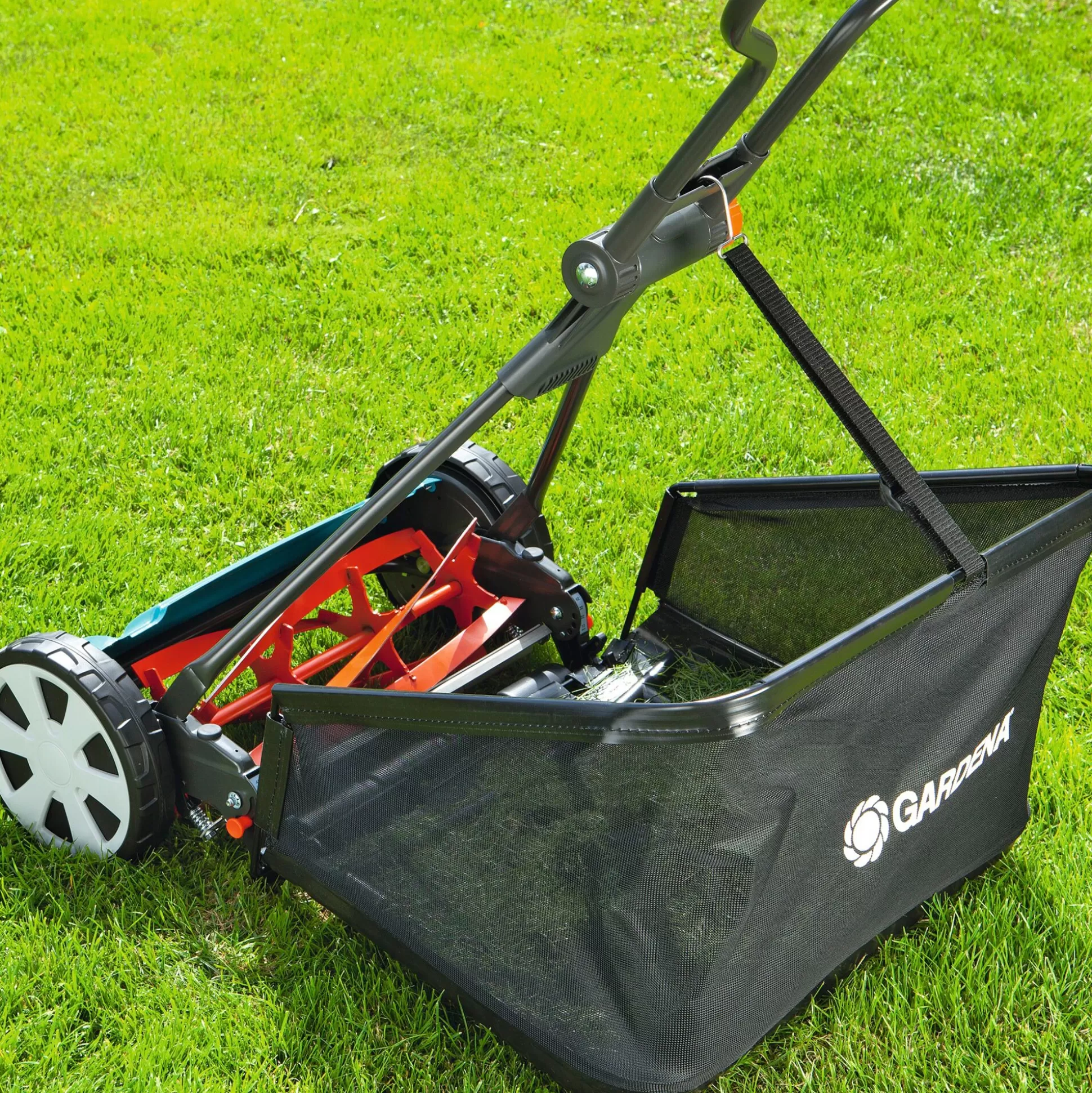 Tondeuse à Gazon Gardena Classic 400 : Coupe de Précision et Design Ergonomique pour un Jardin Irréprochable