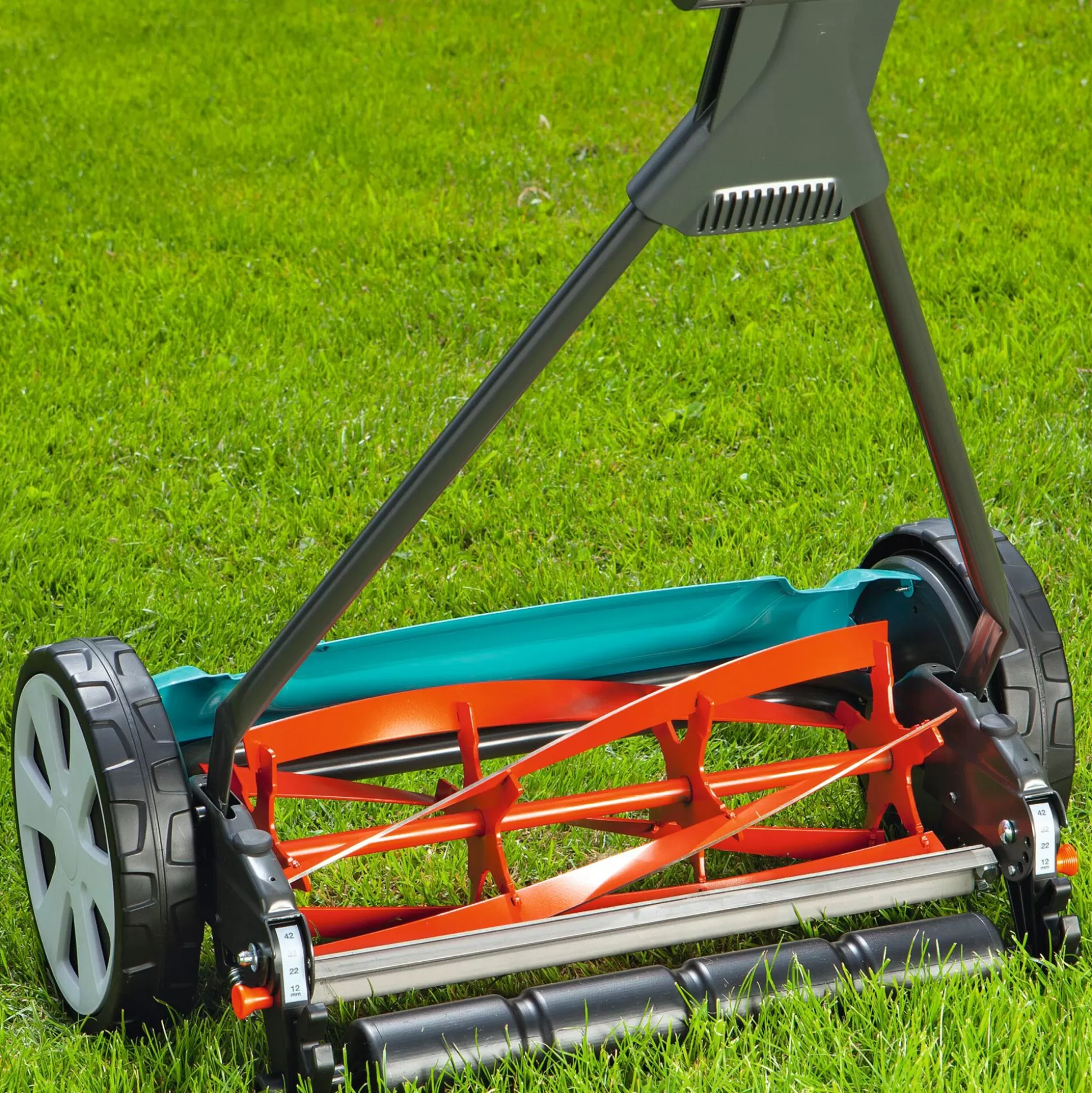 Tondeuse à Gazon Gardena Classic 400 : Coupe de Précision et Design Ergonomique pour un Jardin Irréprochable