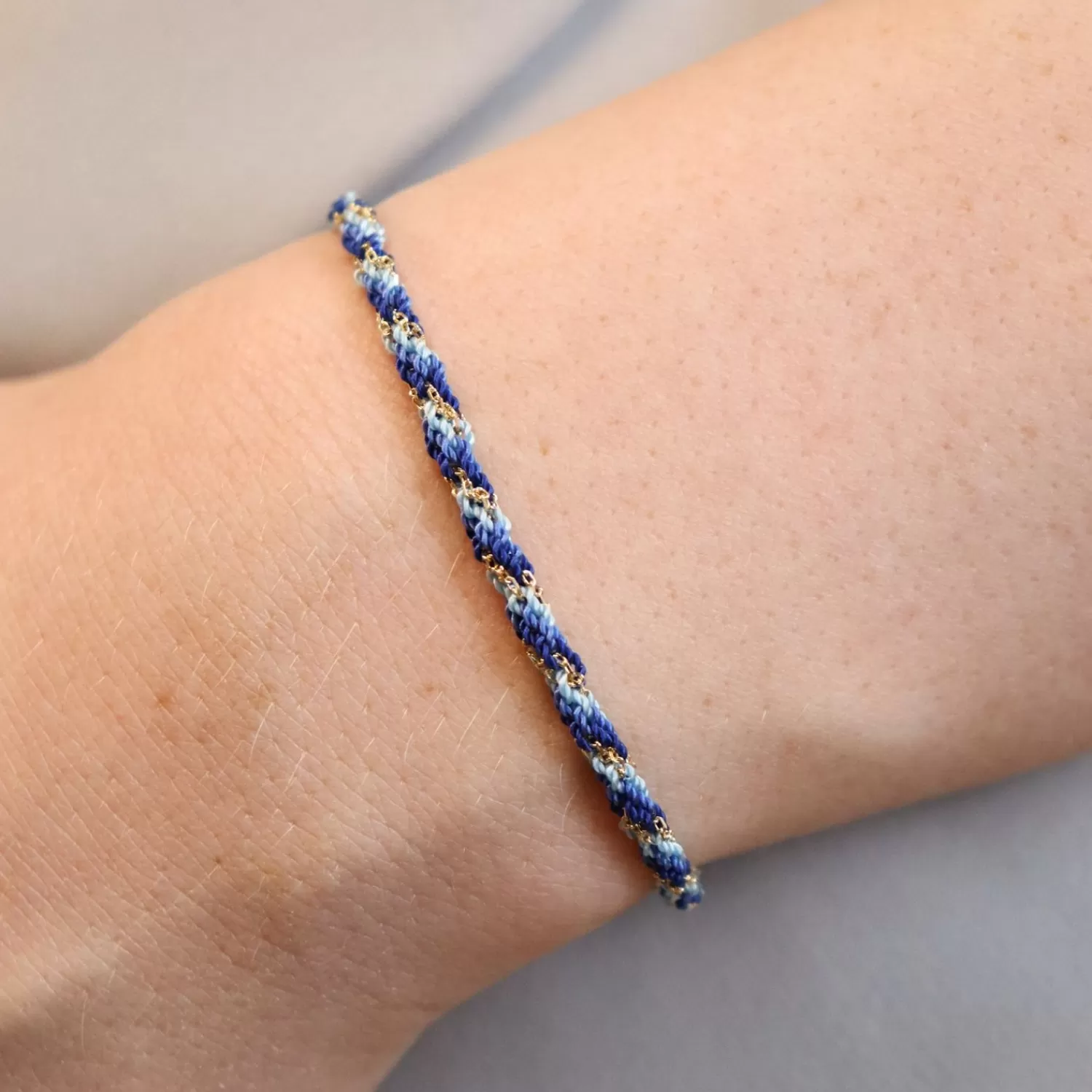 Bracelet Chaîne Entrelacée Alkemistry Kumachi en Or 18 Carats - Motifs Bleus Subtils, Édition Promotionnelle Exclusivé