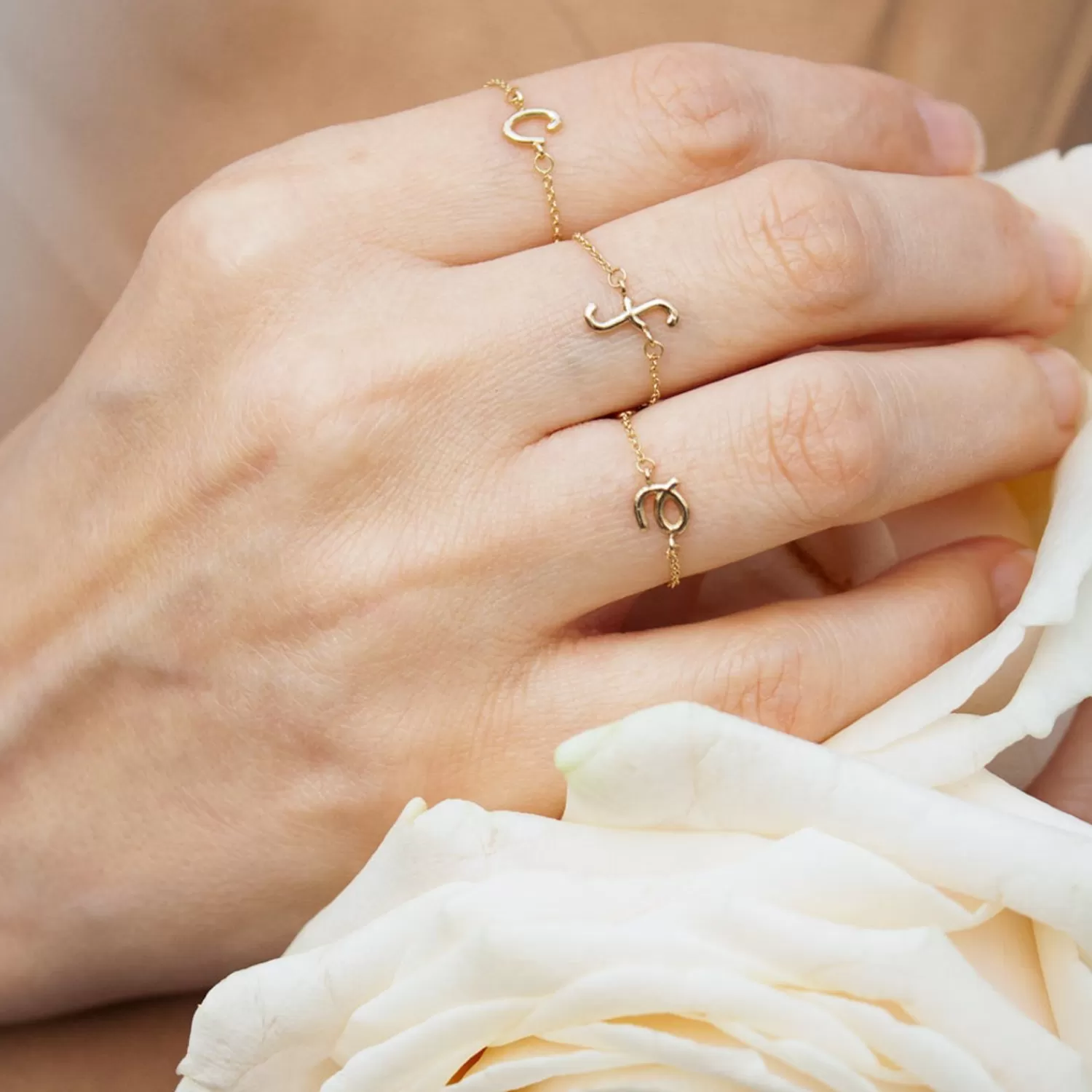 Alchémia - Bague Chaîne Ajustable en Or 18 Carats avec Médaille Initiale Gravée - Élégance Personnalisée