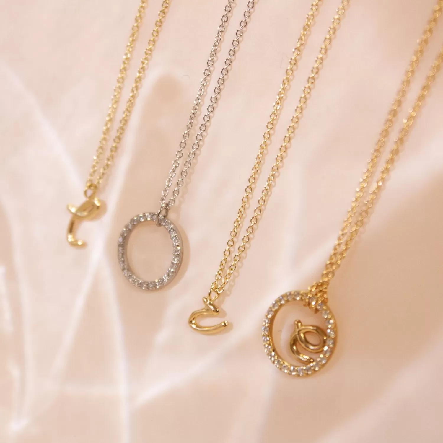 Chaîne Lettre d'Amour Alkemistry - Pendentif Initial en Or 18 Carats, Élégance Intemporelle à Prix Doux