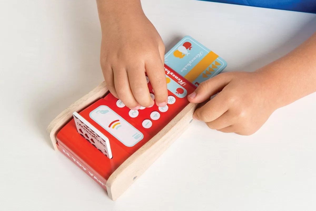 Atelier Éducatif Bancaire Interactive - Carte de Crédit en Bois pour Jeu de Rôle (Marque Le Toy Van) - Idéal pour Enfants 3+ Ans