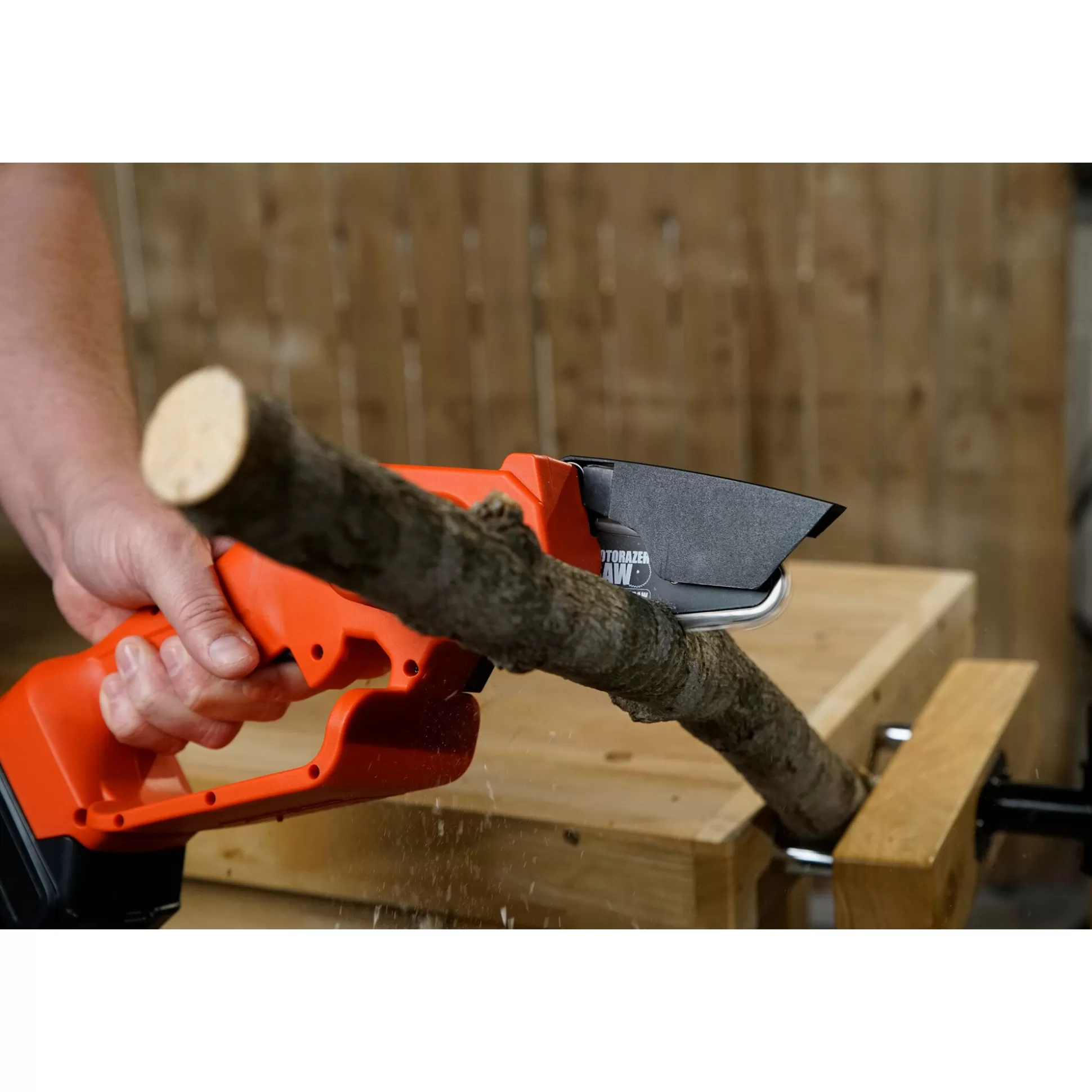 Mini-Tronçonneuse Compacte pour Jardinage Astucieux - Idéale pour Espaces Restreints