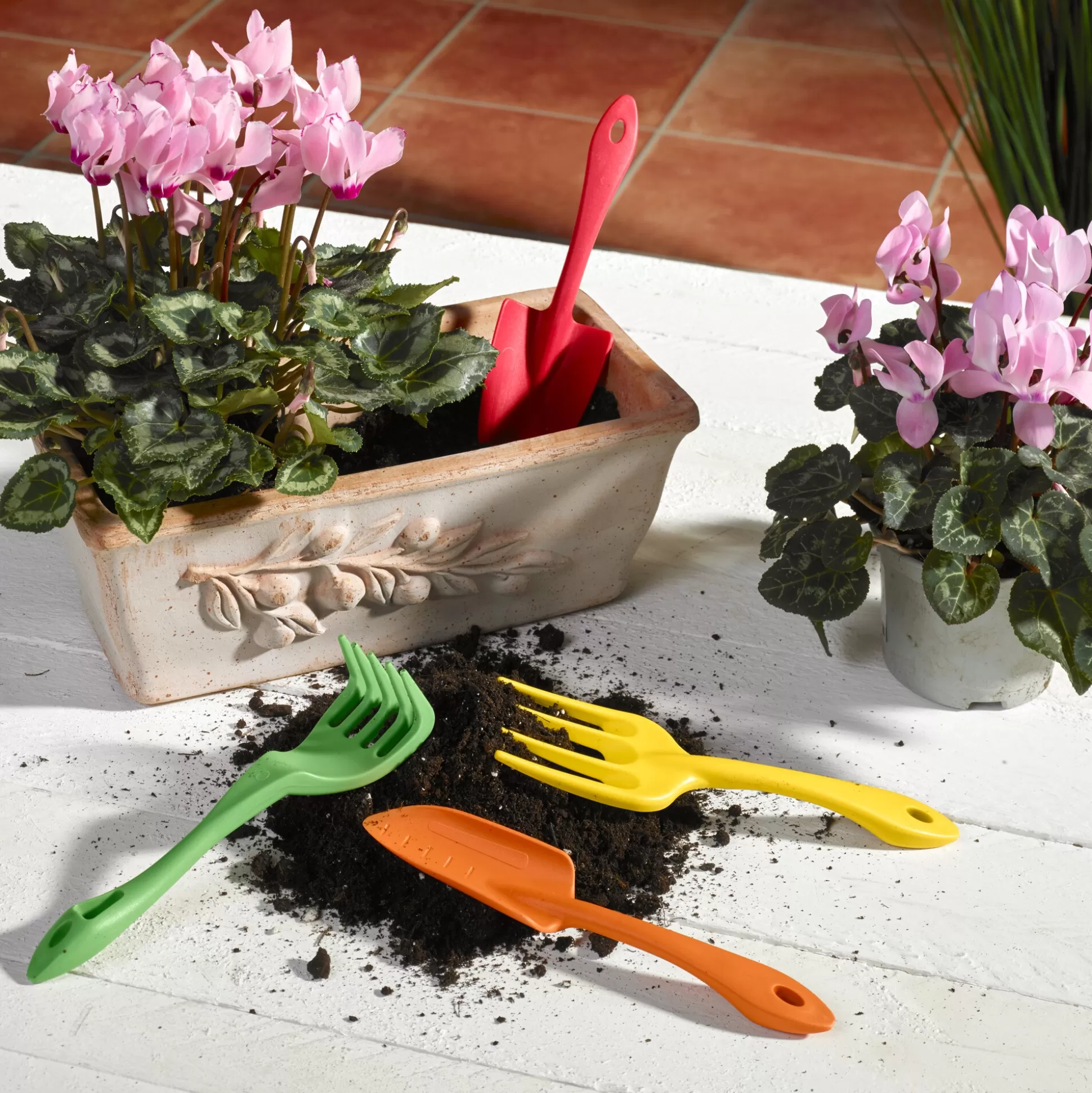 Set de Jardin Genialo - Kit Complet de 4 Mini-Outils Multicolores pour Petits Espaces 

(Version alternative avec variante sémantique : 
Coffret Malin Genialo - 4 Outils Miniatures Colorés pour Jardiniers Débutants)