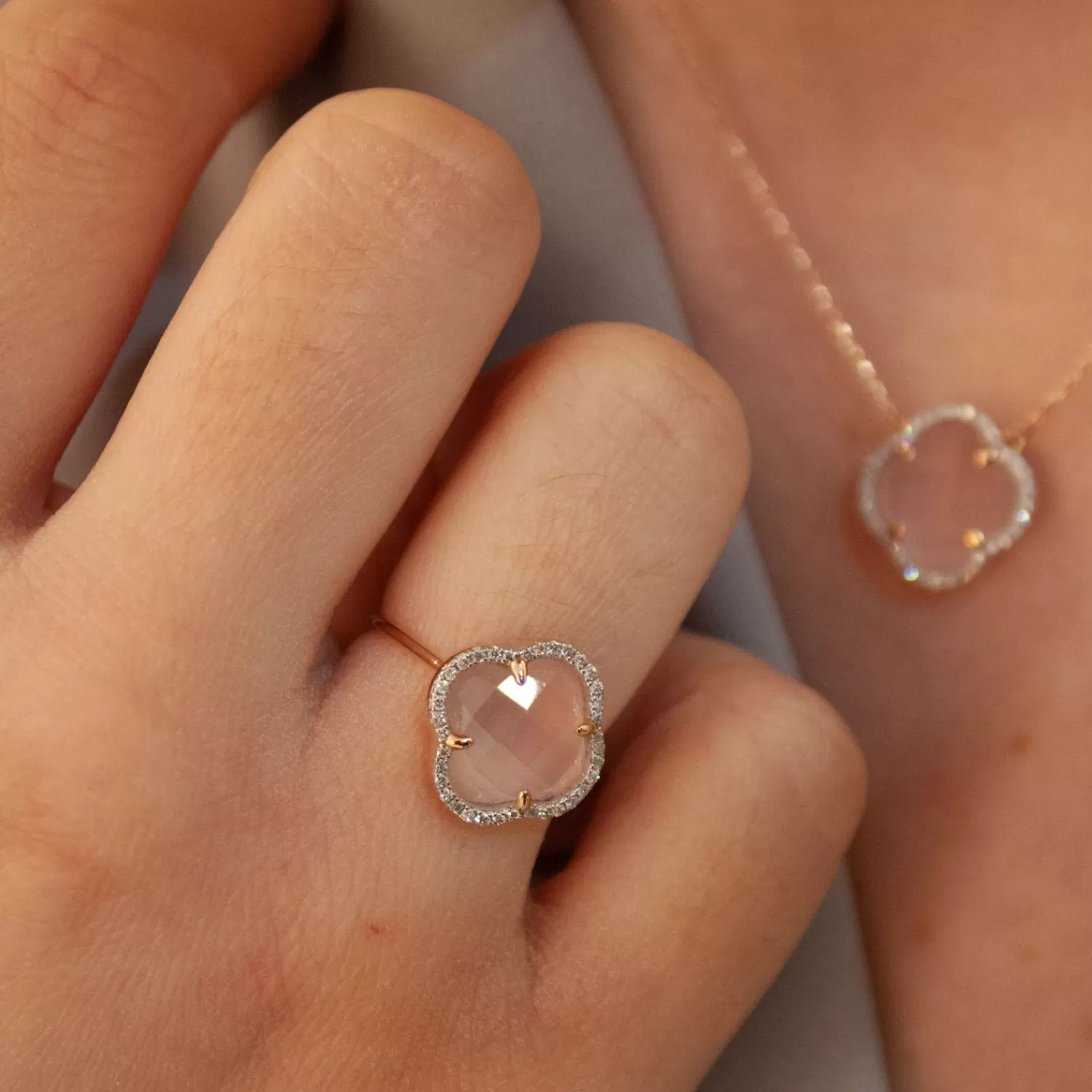 Bague élégante en or rose 18 carats serti de quartz rose et diamants - Collection Morganne Bello par Alkemistry, actuellement en promotion