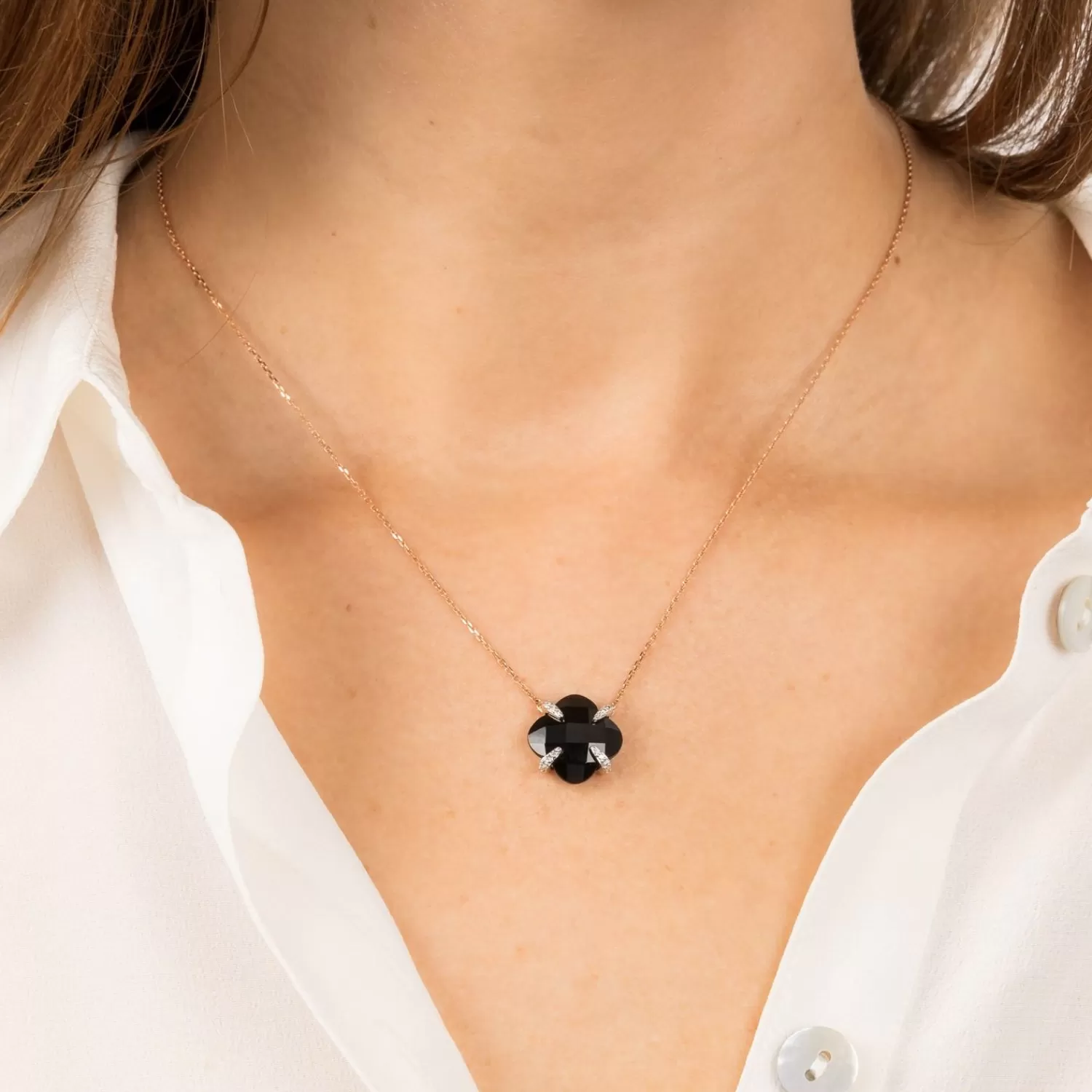 Collier Victoria Alkemistry Morganne Bello - Or Rose 18K avec Onyx Noir et Diamants Serti Griffe, Pièce Exclusive Joaillerie 

(Note : J'ai restructuré la syntaxe typique des bijoux de luxe en français, utilisé des synonymes professionnels comme 