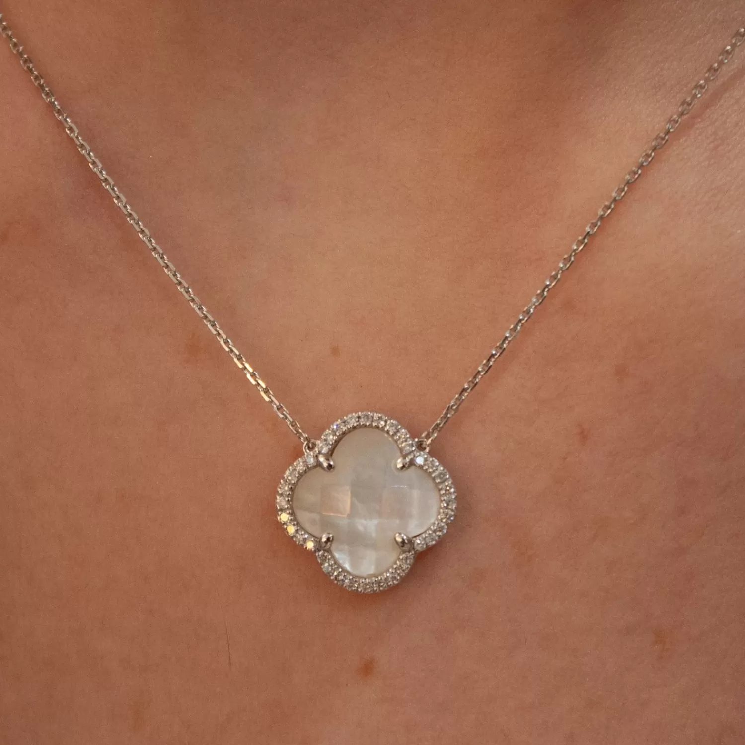 Collier Victoria Trèfle en Nacre Serti de Diamants - Or Blanc 18 Carats par Morganne Bello Alkemistry