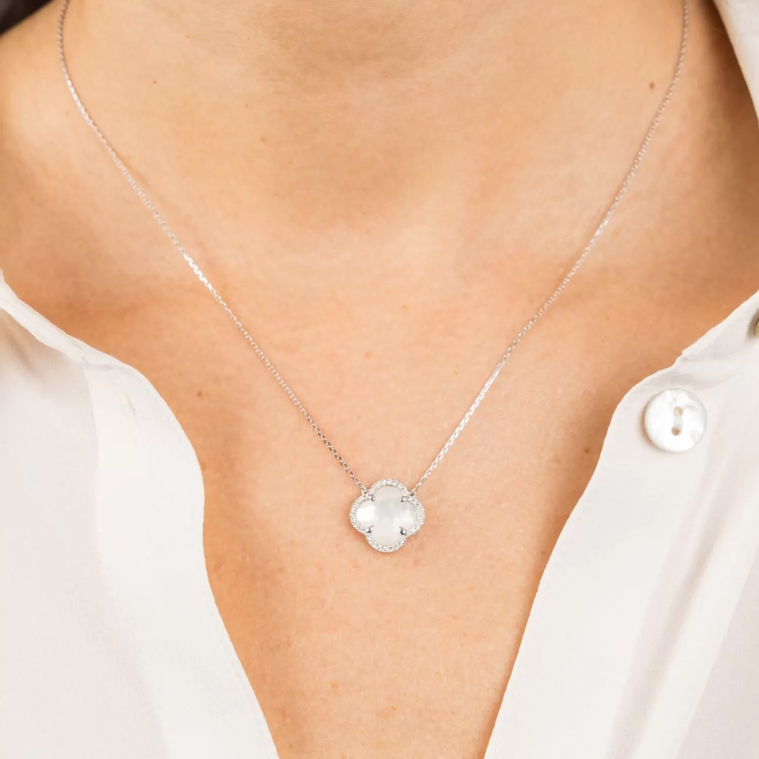 Collier Victoria Trèfle en Nacre Serti de Diamants - Or Blanc 18 Carats par Morganne Bello Alkemistry