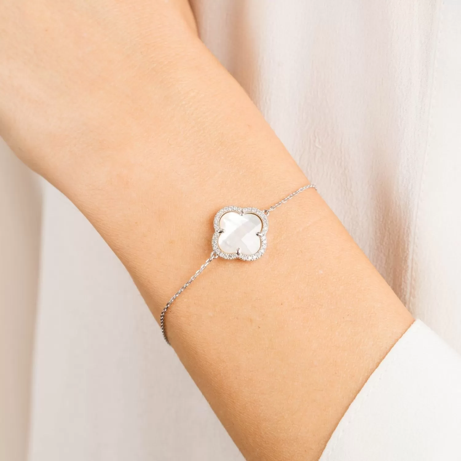 Bracelet en Or Blanc 18 Carats Alkemistry Morganne Bello - Motif Victoria Trèfle Diamants et Nacre, Élégance Intemporelle