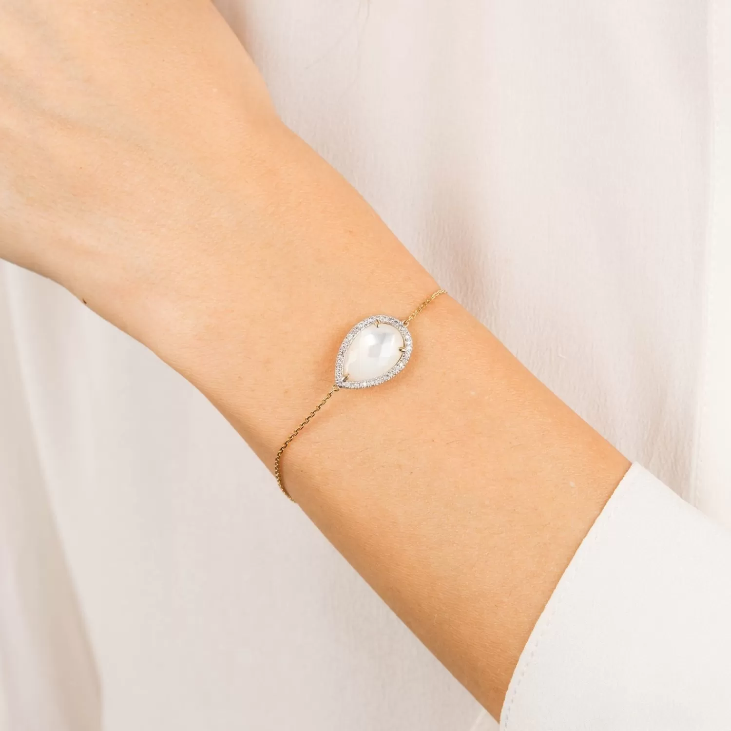 Bracelet Morganne Bello en Or Jaune 18K - Perle de Nacre et Diamants, Collection Alma Élégance