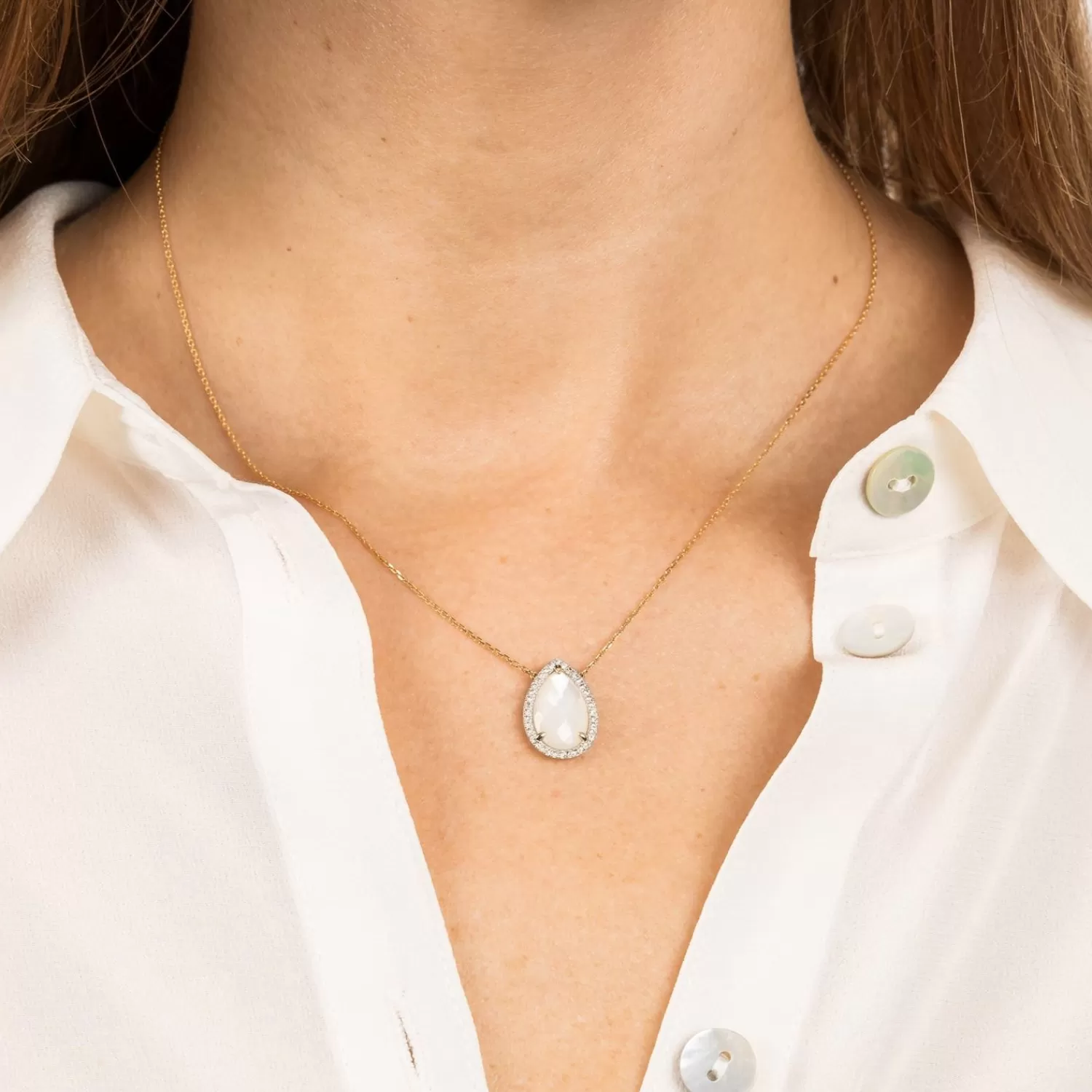Collier Alma Perle de Nacre et Diamants en Or Jaune 18 Carats par Morganne Bello Alkemistry - Pièce Exclusive en Édition Limitée
