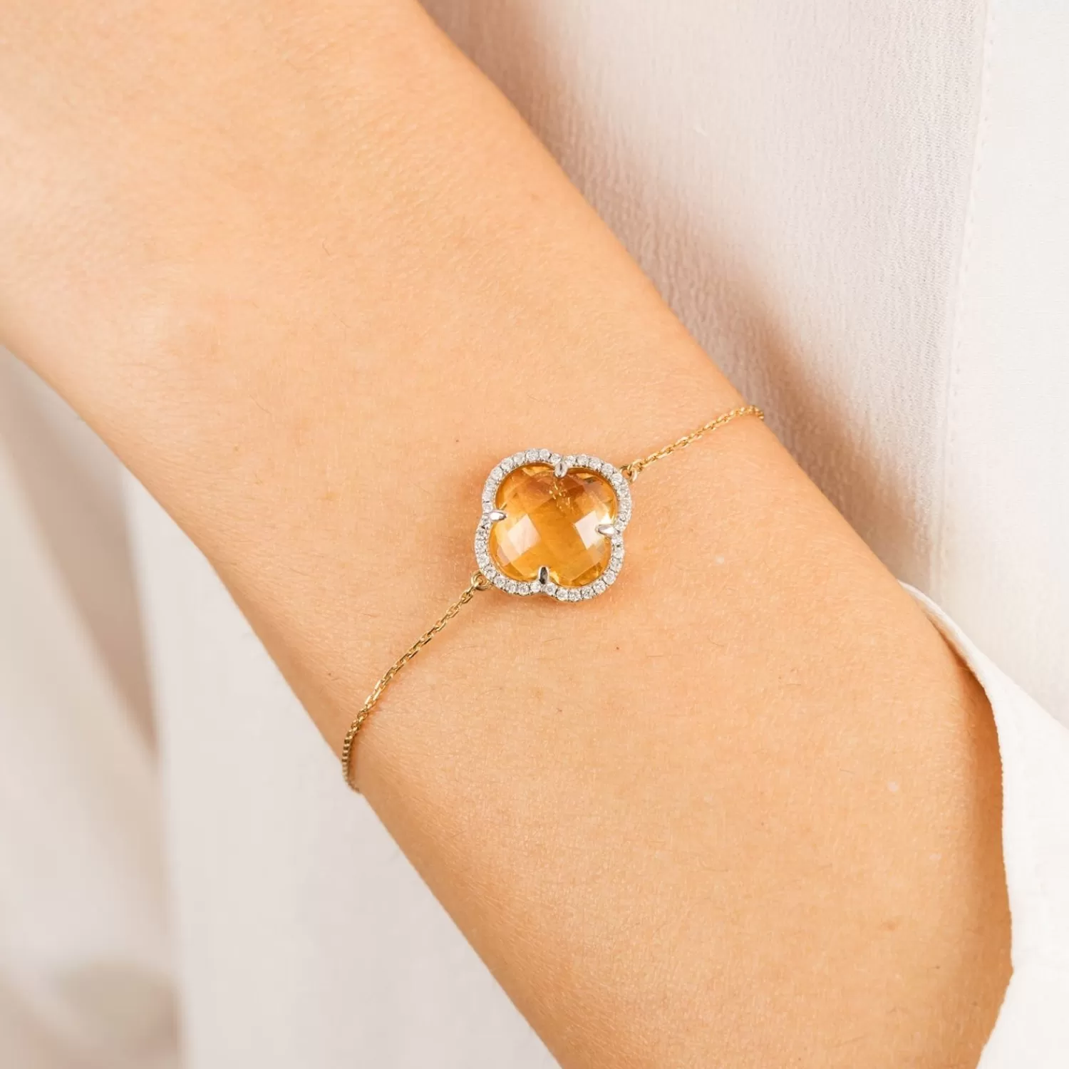 Bracelet Alkemistry Morganne Bello en or jaune 18K - Motif trèfle serti de diamants avec citrine, chaîne ajustable - Élégance intemporelle à prix doux