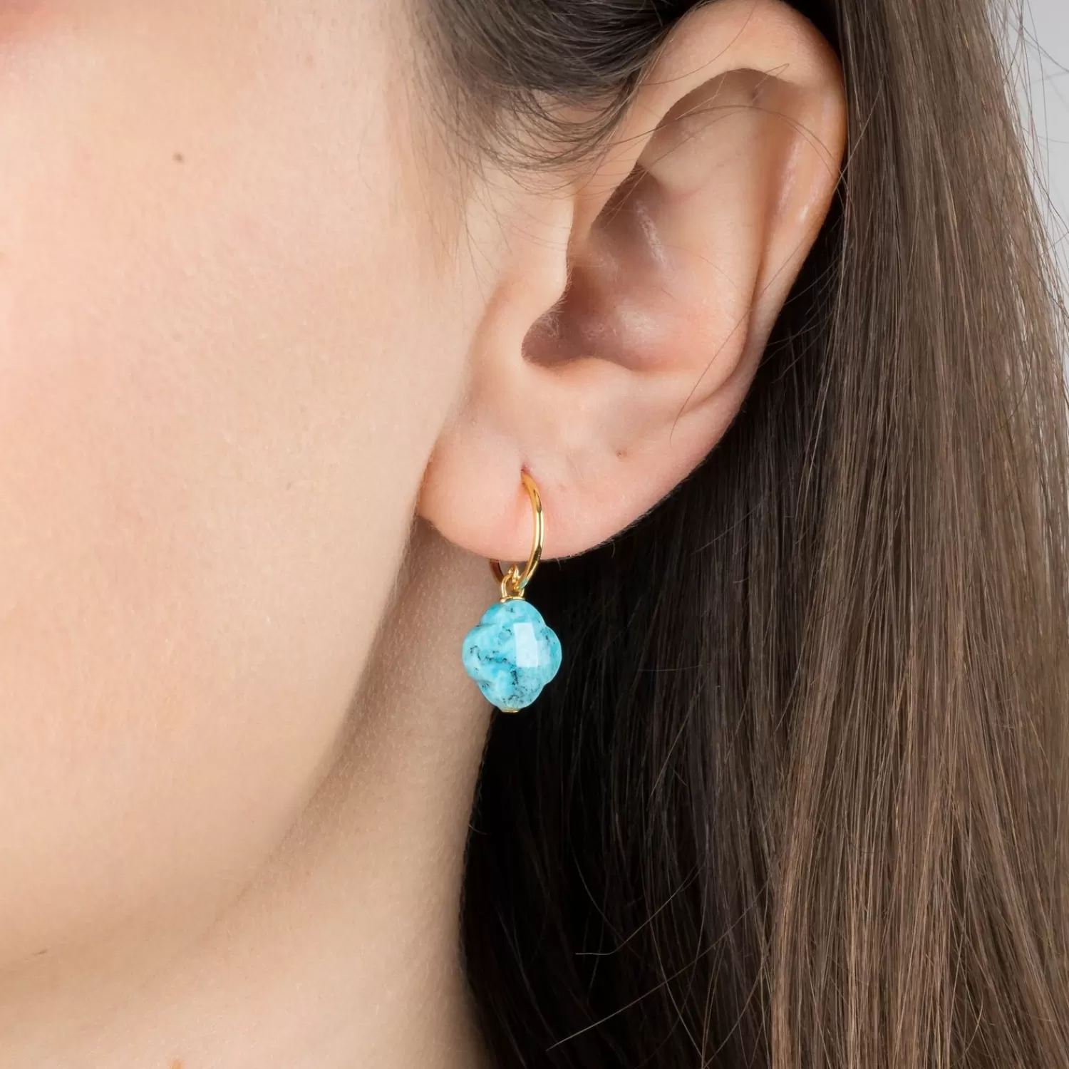 Boucles d'oreilles créoles en or jaune 18 carats - Motif trèfle turquoise par Morganne Bello | Collection exclusive Alkemistry | Bijoux artisanaux intemporelles