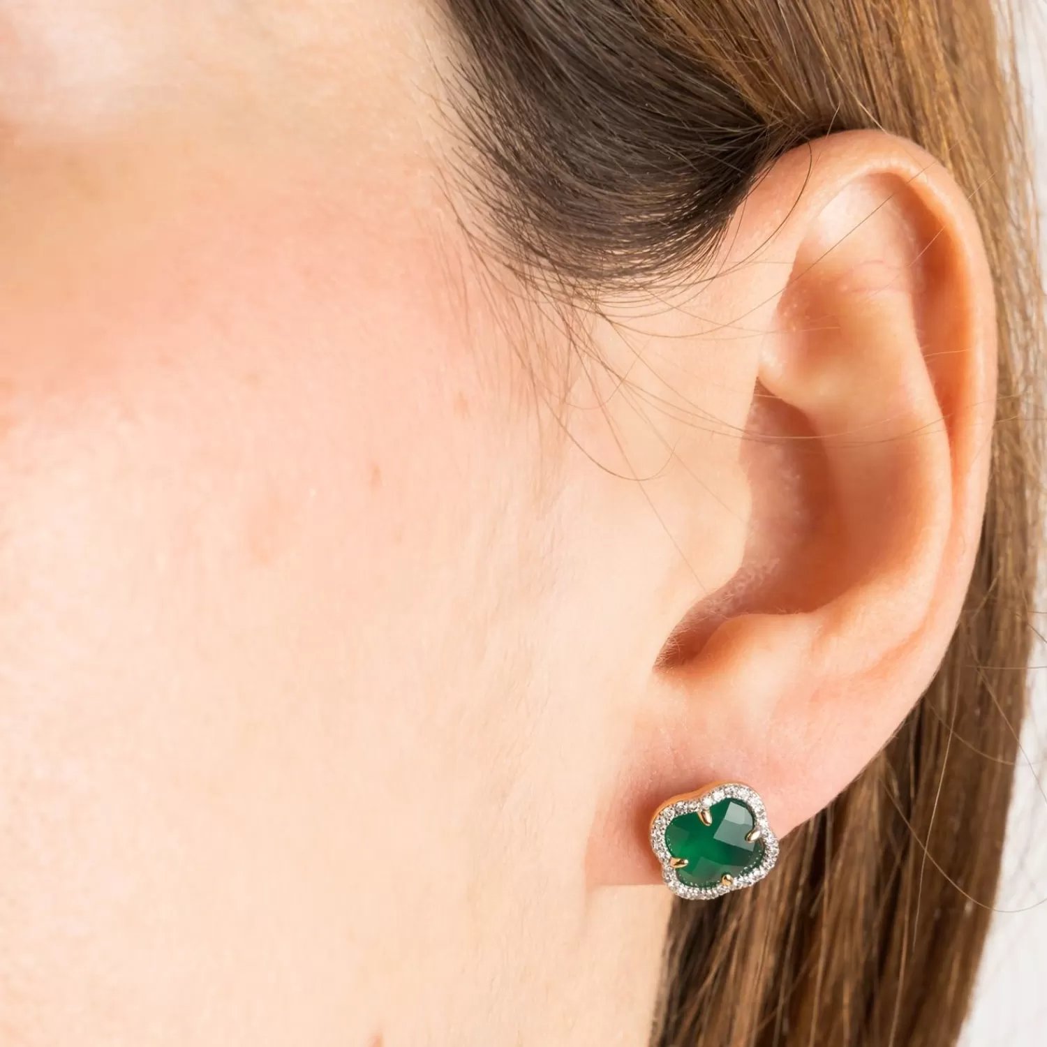 Boucles d'oreilles Victoria Clover en or jaune 18 carats - Agate verte et diamants par Alkemistry Morganne Bello  

Élégantes créations joaillières pour une mise en lumière naturelle, alliant le charme botanique du trèfle à la brillance intemporelle des pierres précieuses.