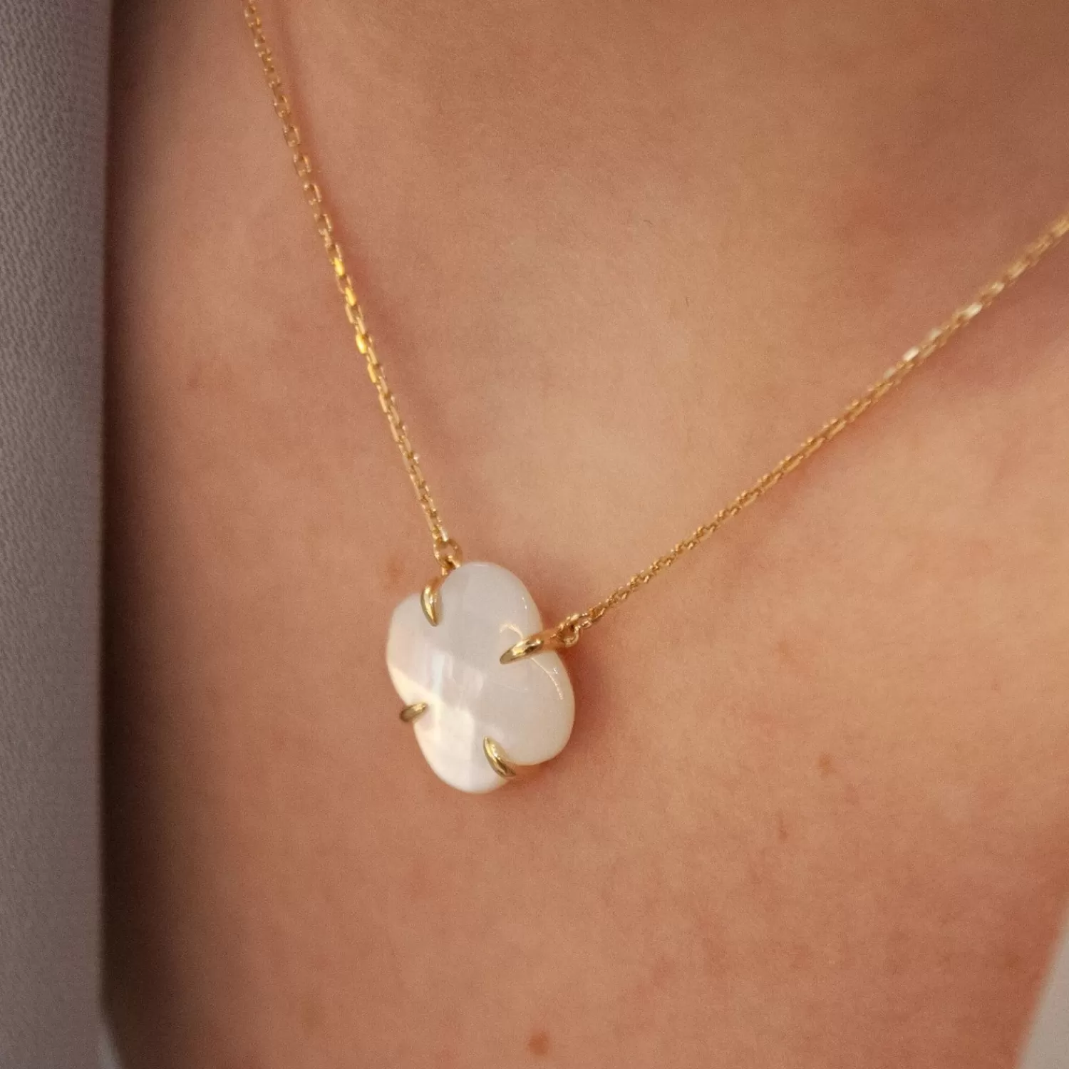 Collier Victoria en or jaune 18 carats - Trèfle serti de nacre naturelle par Alkemistry Morganne Bello | Promotion exceptionnelle