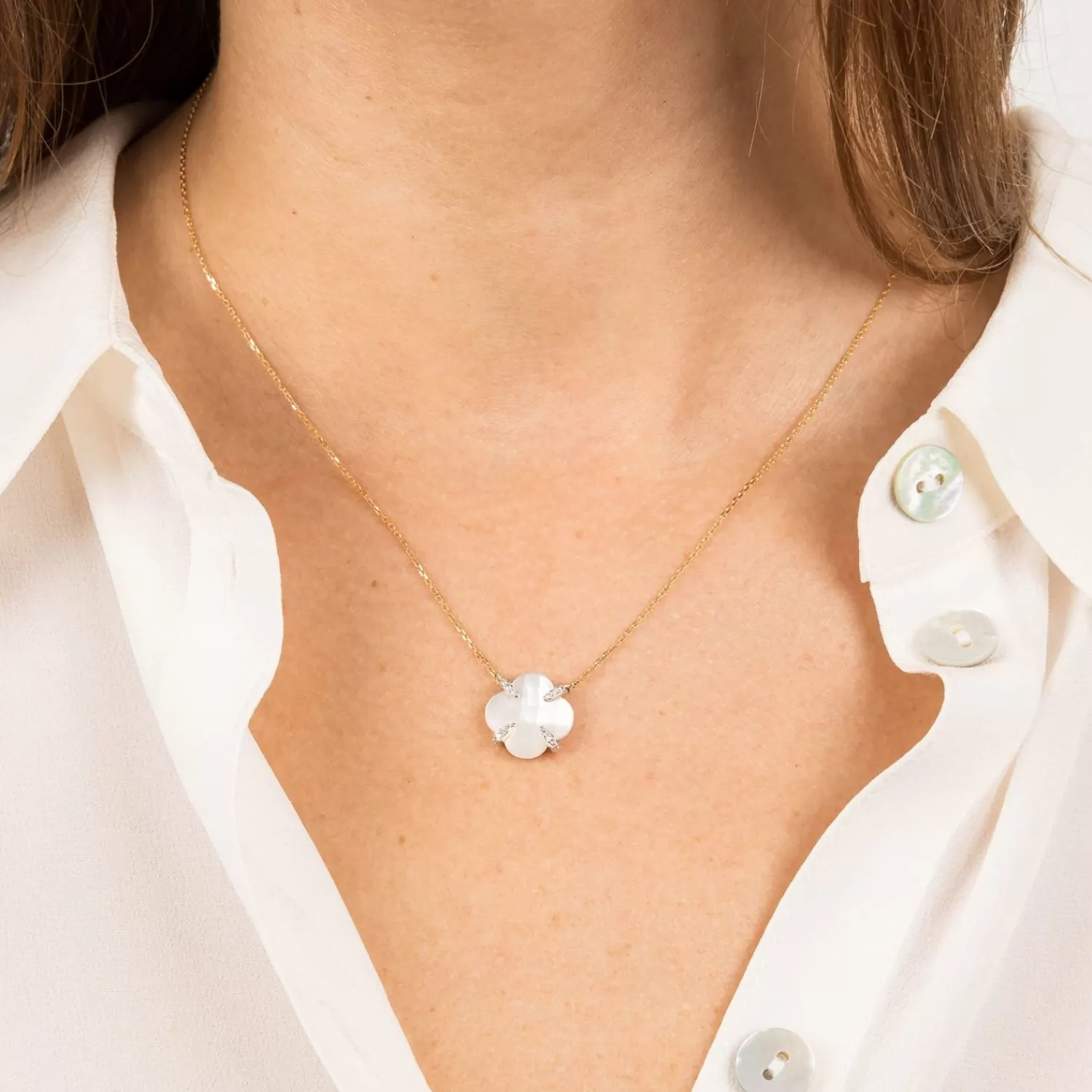 Collier Victoria en or jaune 18 carats - Trèfle serti de nacre naturelle par Alkemistry Morganne Bello | Promotion exceptionnelle