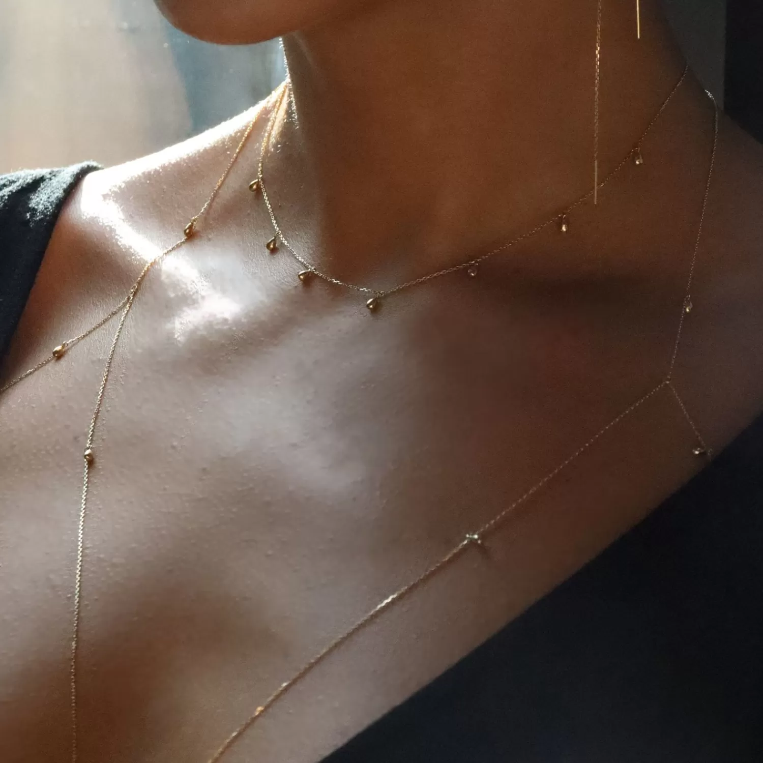 Soutien-gorge Bralette Lumineux en Or 18 Carats - Chaînes Délicates Iridescentes avec Perles en Forme de Larme, Éclat Naturel et Design Sensuel