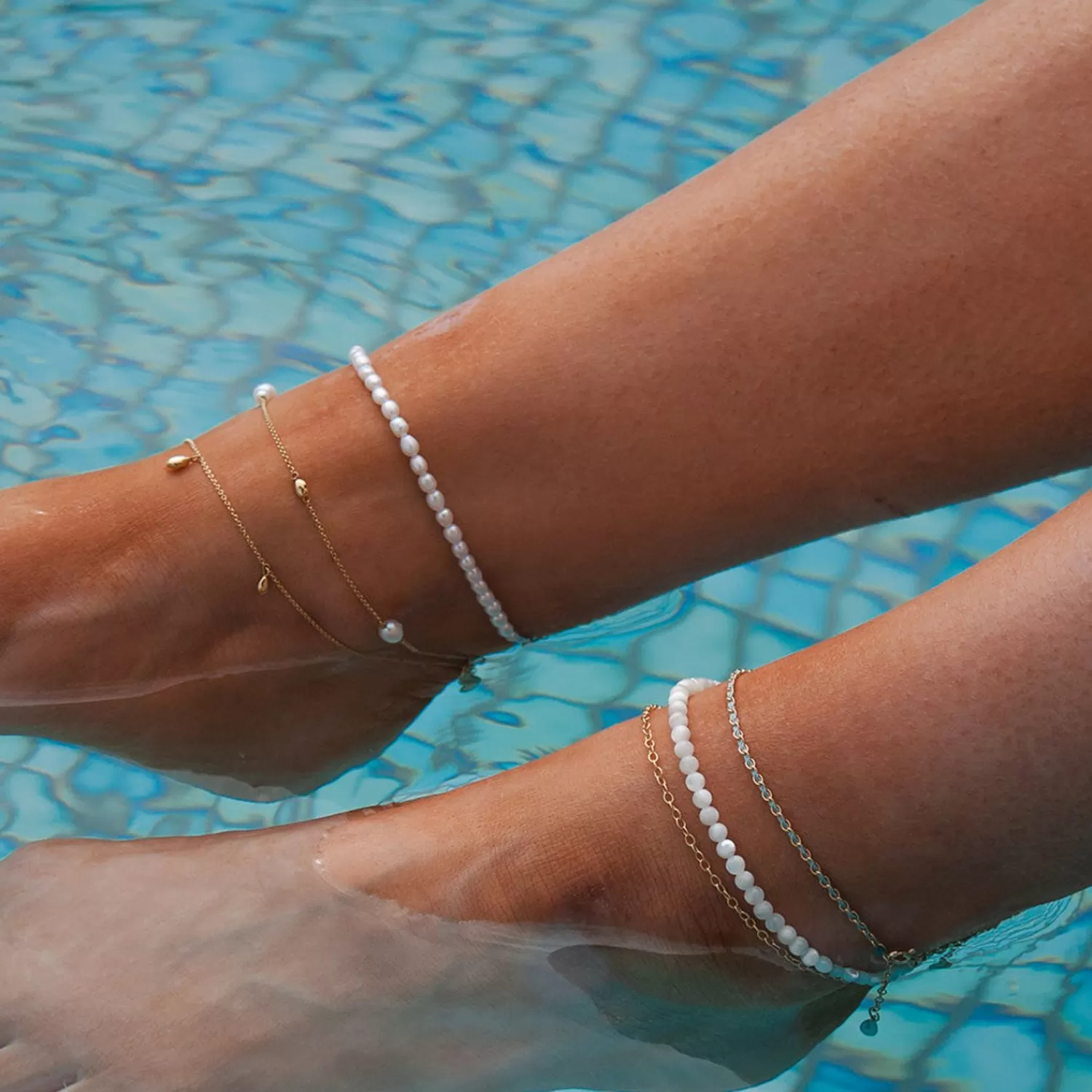 Chaîne cheville dorée 18 carats - Reflets nacrés et perles multicolores en forme de larme par Alkemistry
