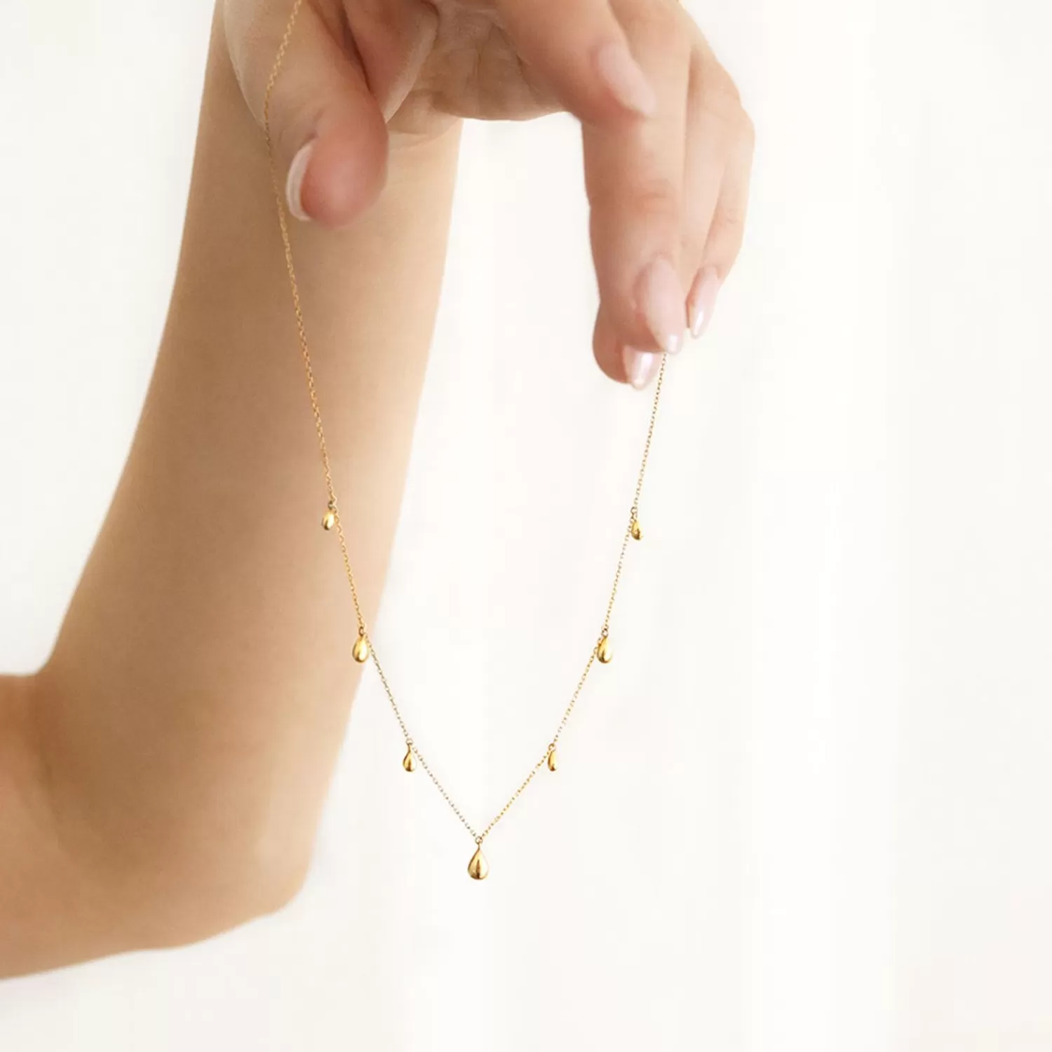 Collier Doré Nuancé Alkemistry - Pendentif Goutte de Perle en Or 18 Carats, Reflets Subtils & Taille Ajustable