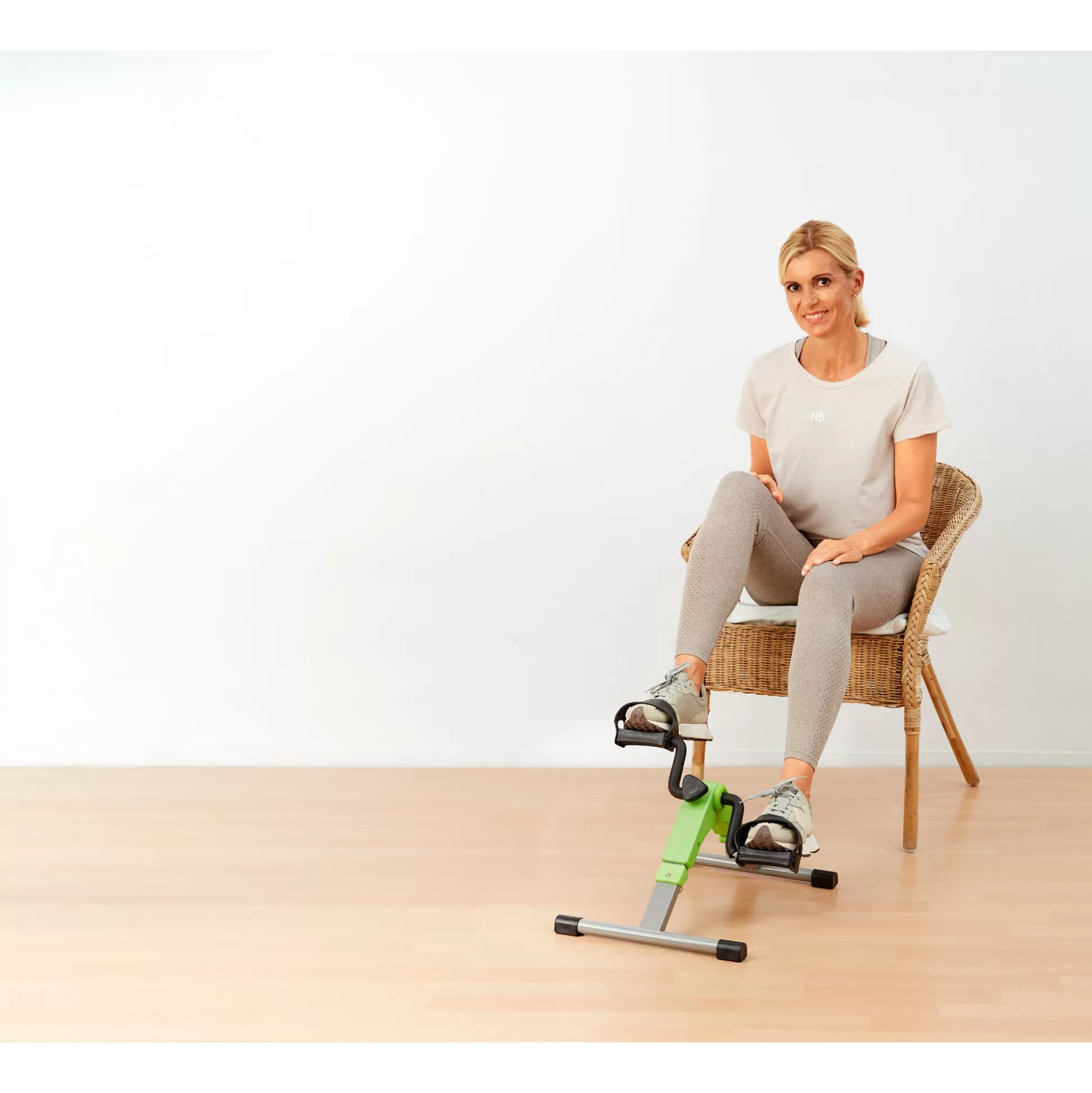 Vélo d'Entraînement Silencieux Antar - Design Compact pour Séances Cardio Efficaces à Domicile